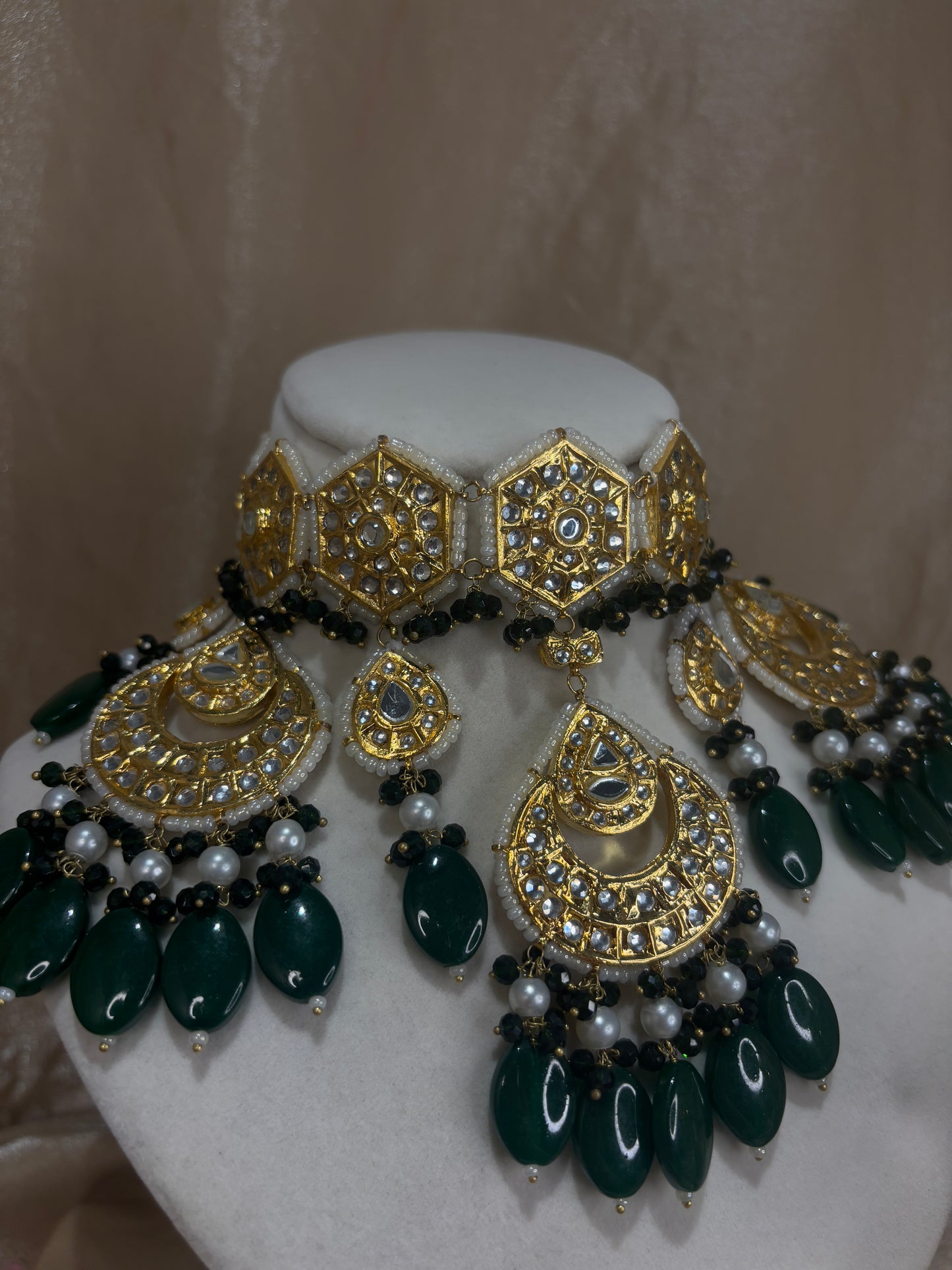 Emerald green thappa kundan choker