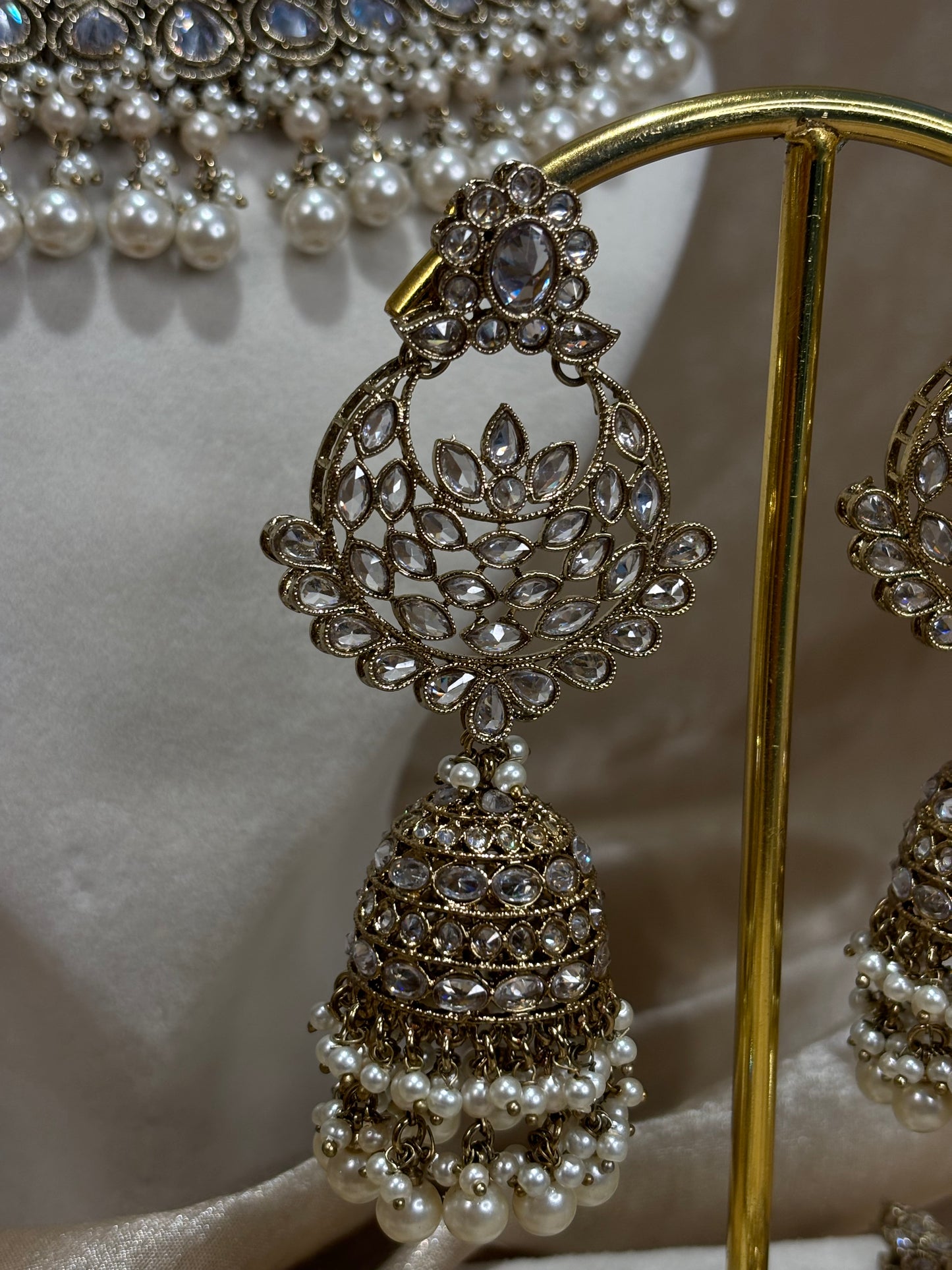 White-gold necklace set