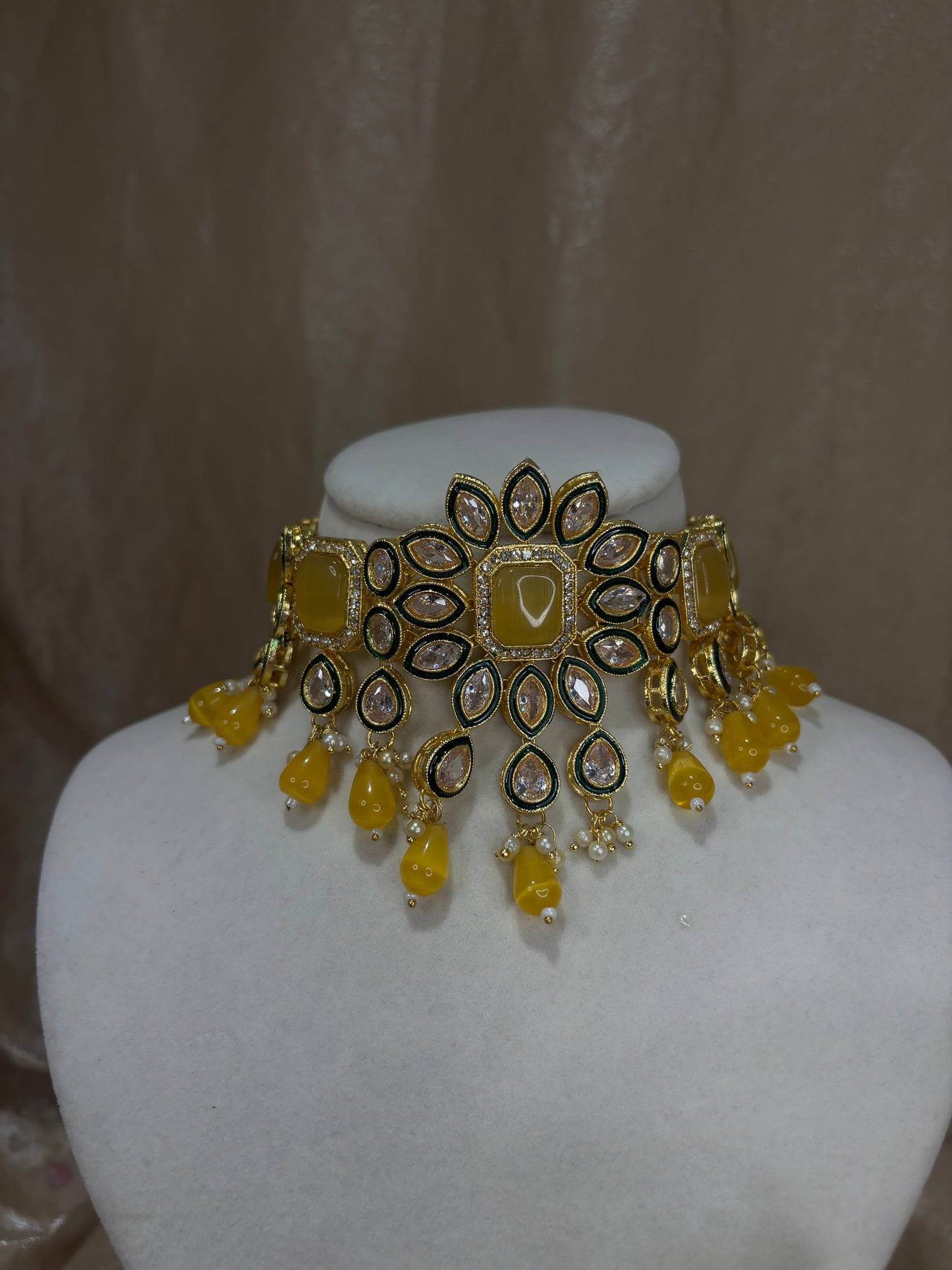 Yellow choker set