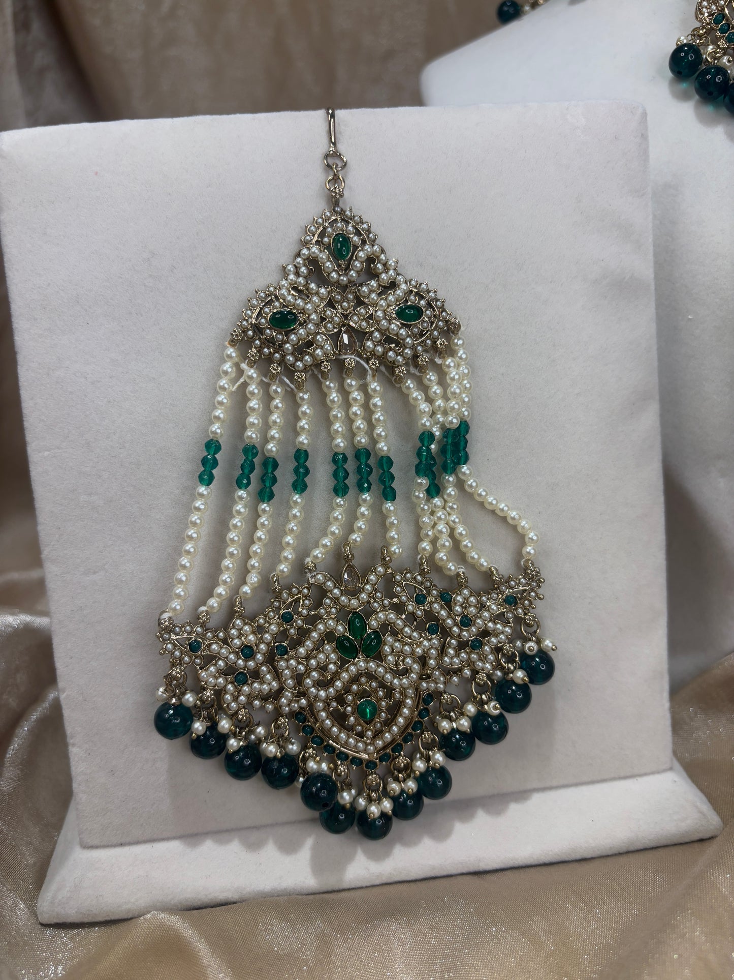 Emerald choker set