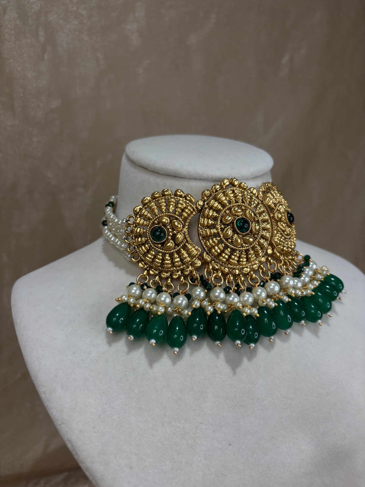 Emerald green antique gold choker set