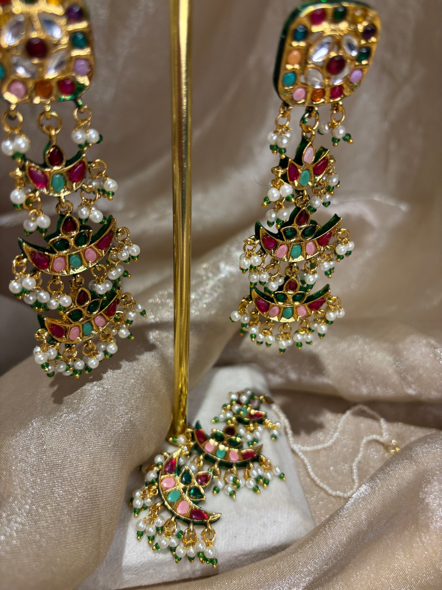Multi-coloured choker set