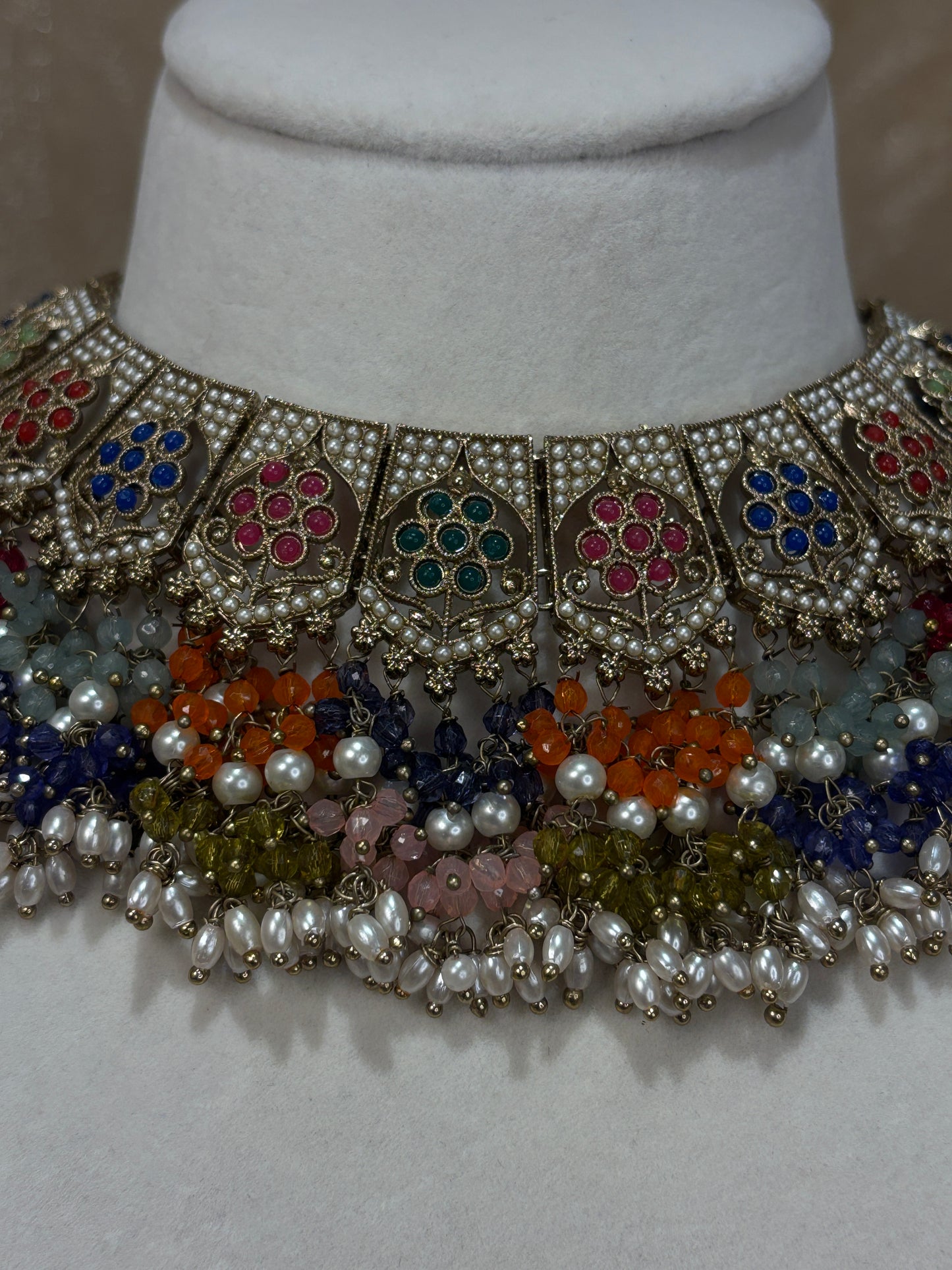 Multi-colour necklace set