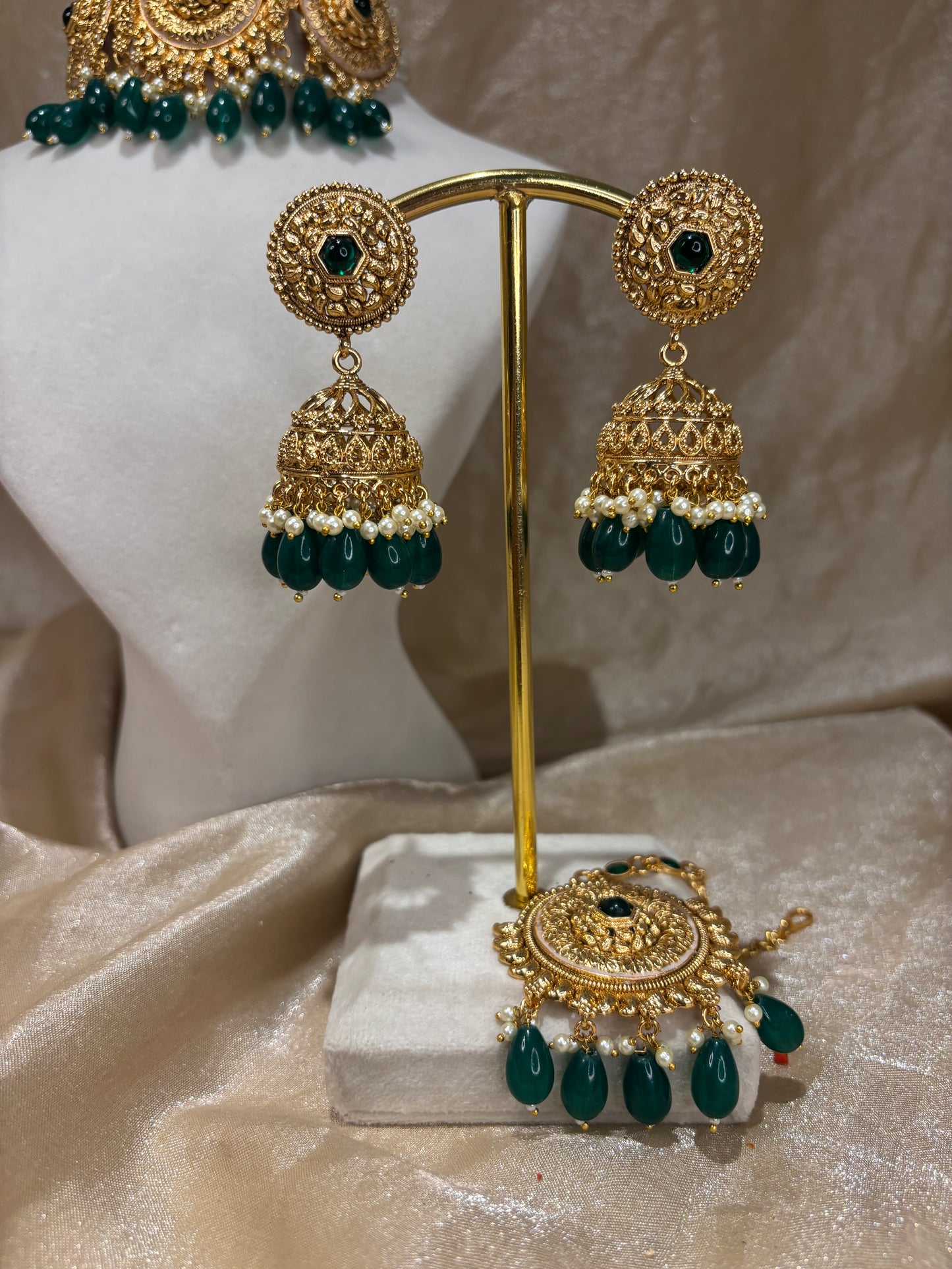 Emerald green antique gold choker set