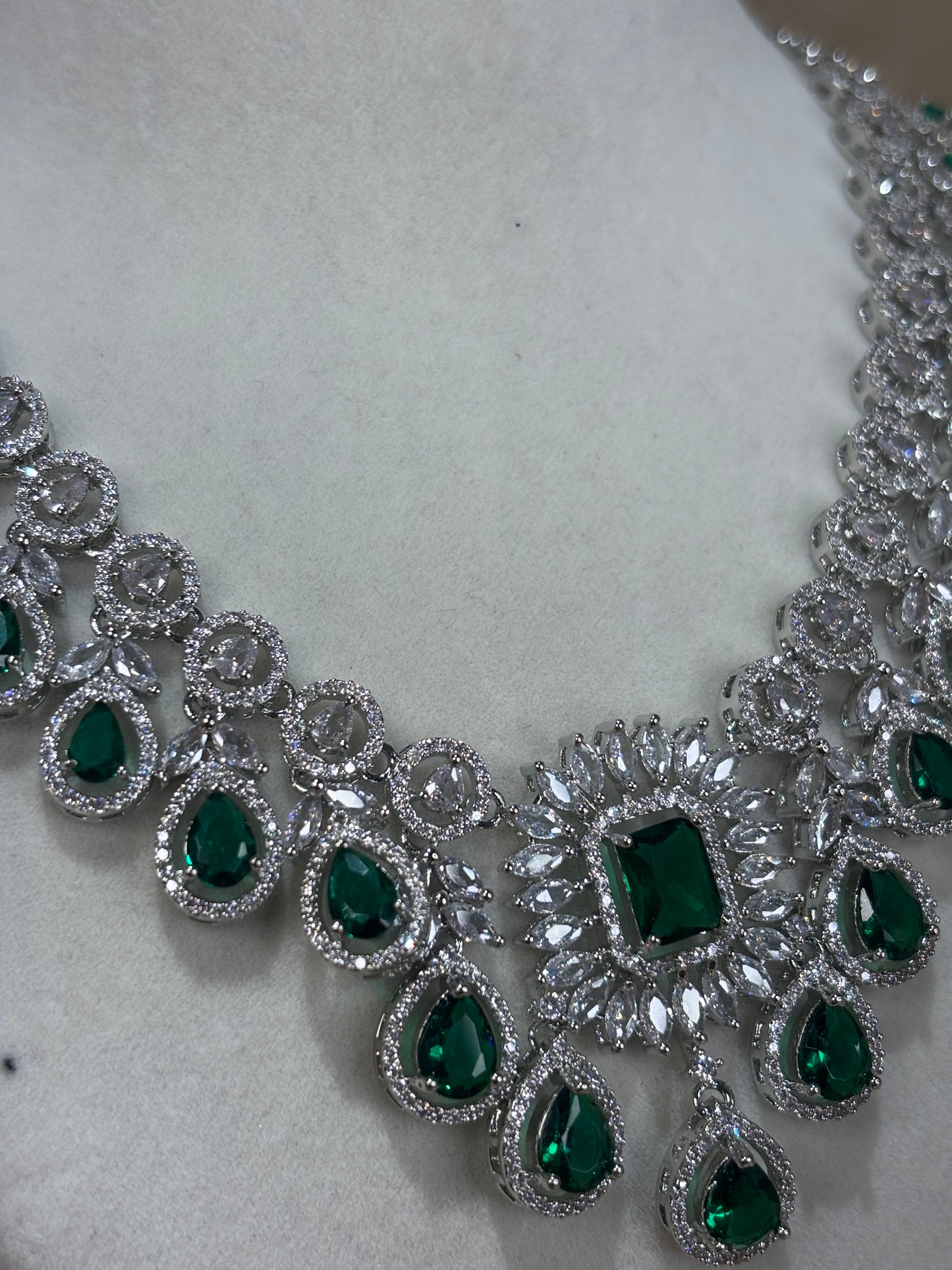 Emerald green necklace set