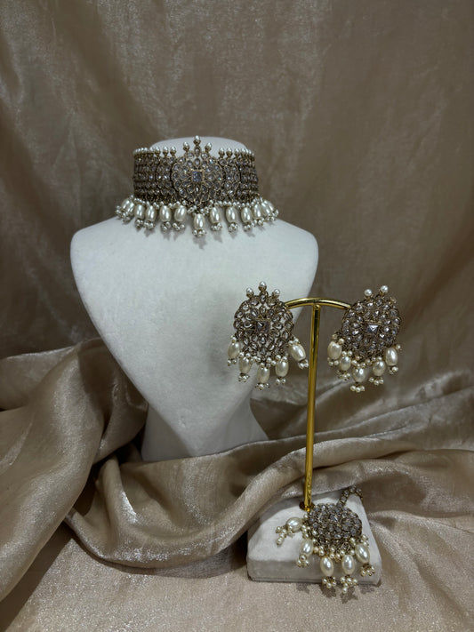 White-gold choker set