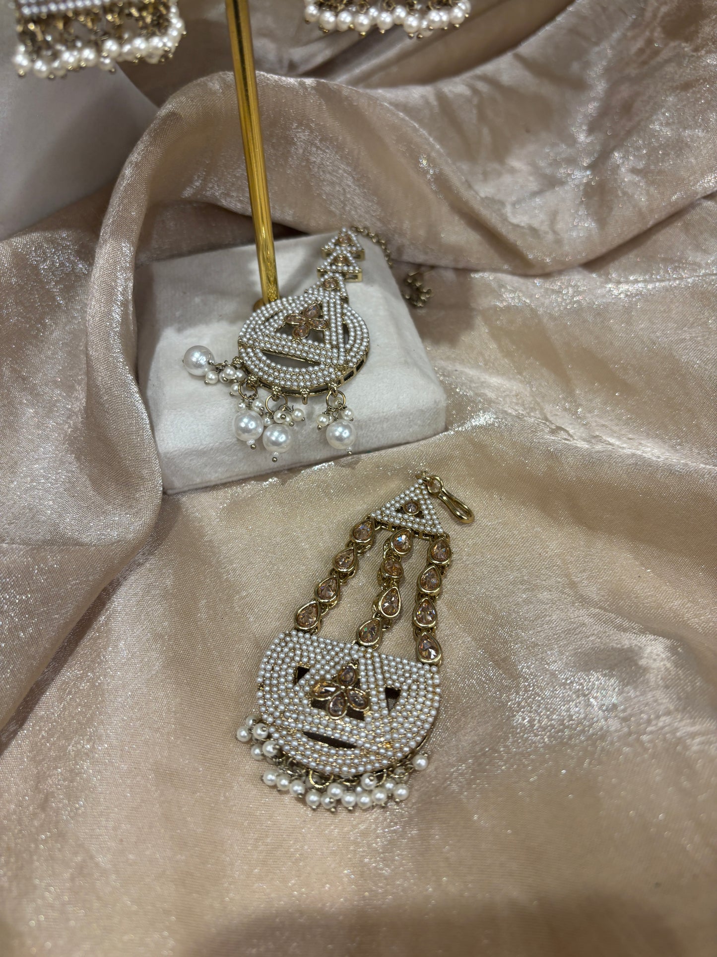 White choker set