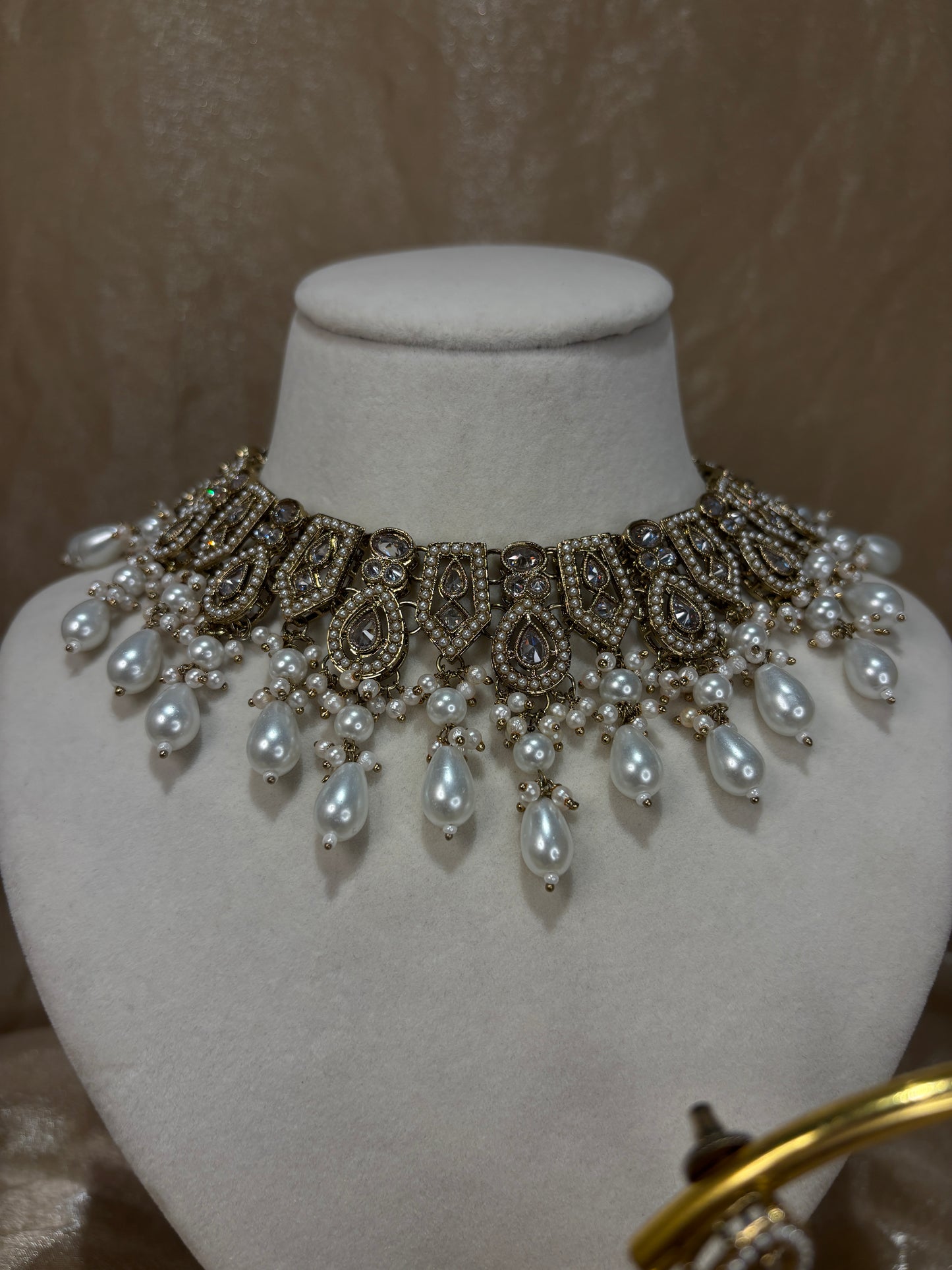 White/gold choker set