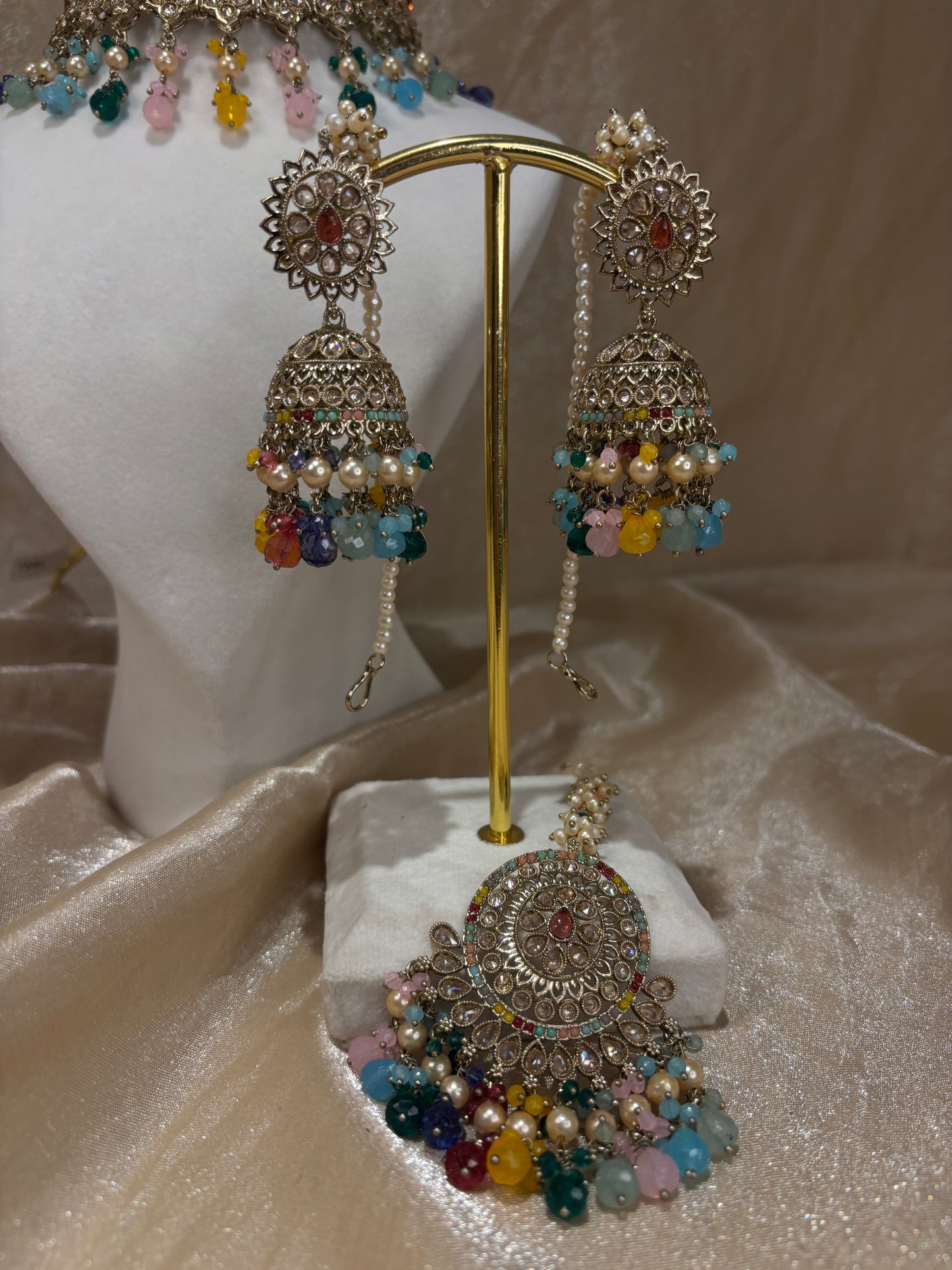 Multi-colour choker set