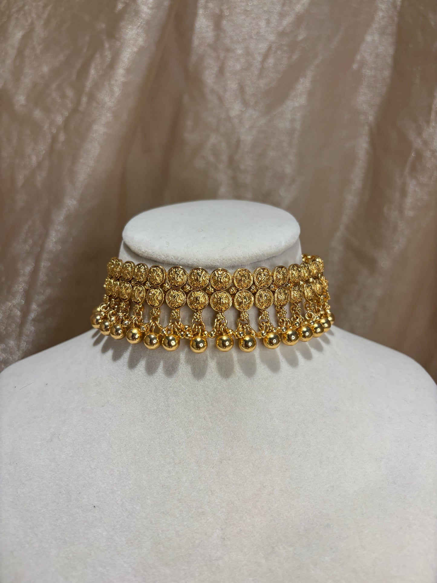 Gold-look choker set