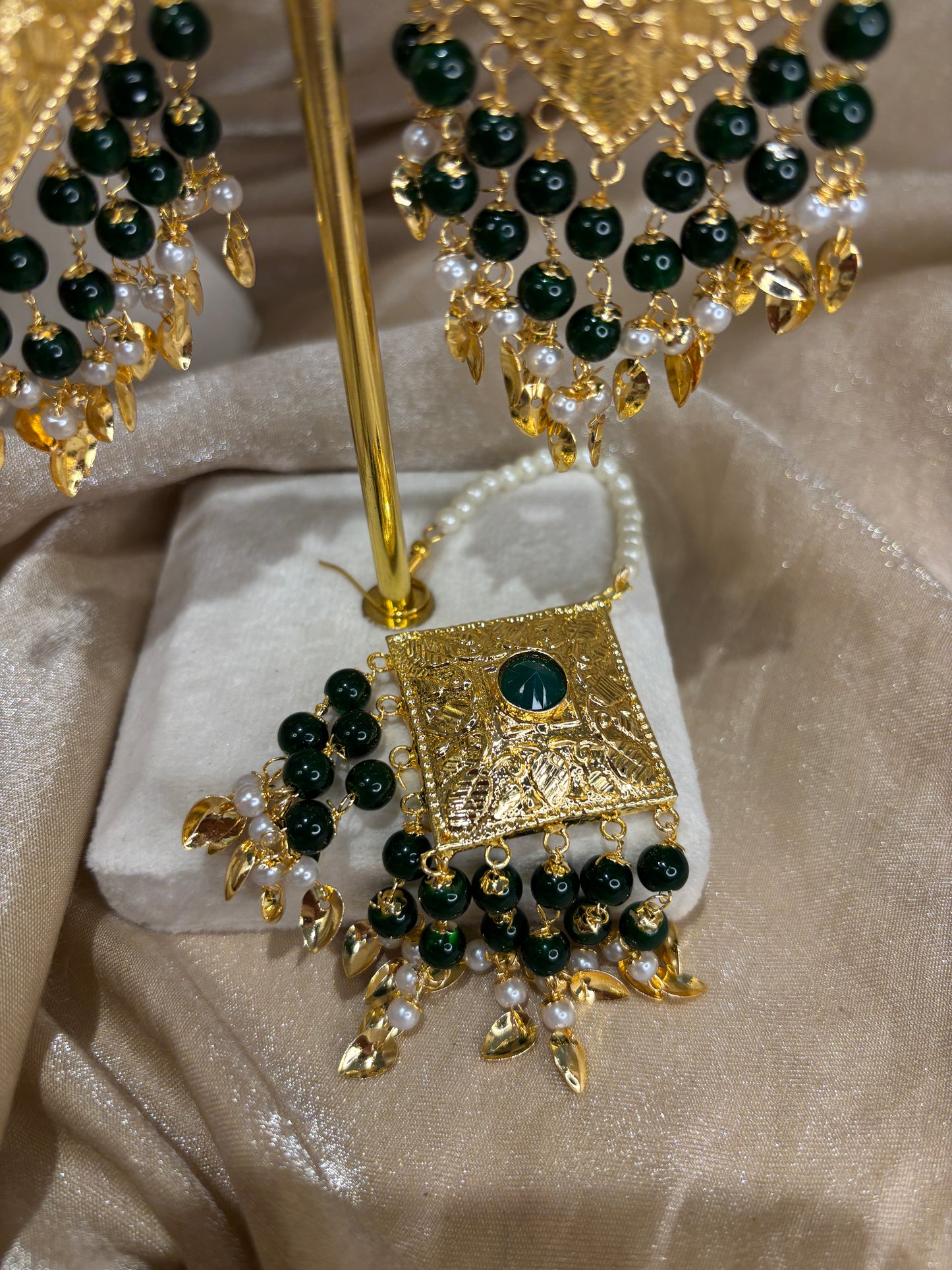 Emerald green jadau choker set