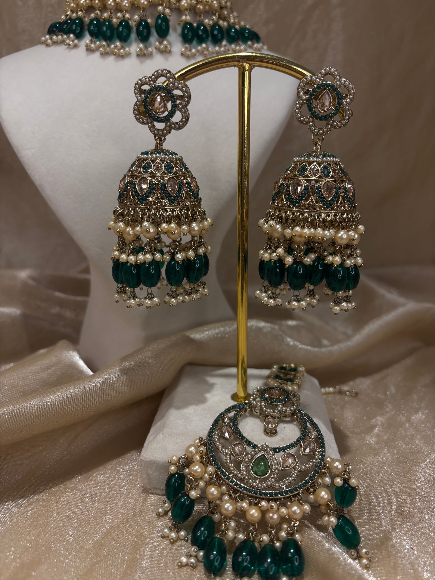 Emerald green choker set