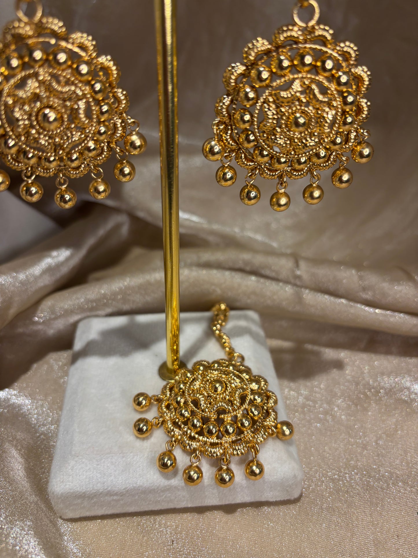 Gold-look choker set
