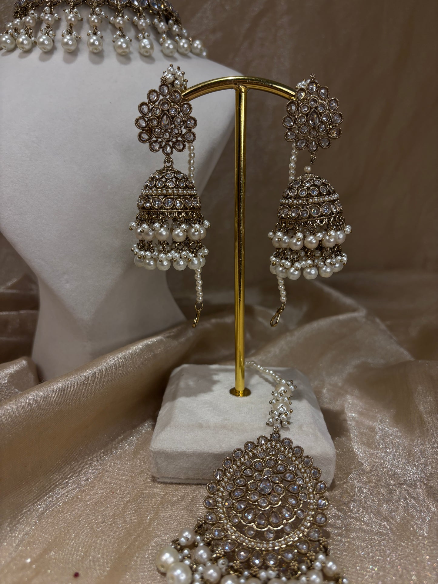 White/gold choker set