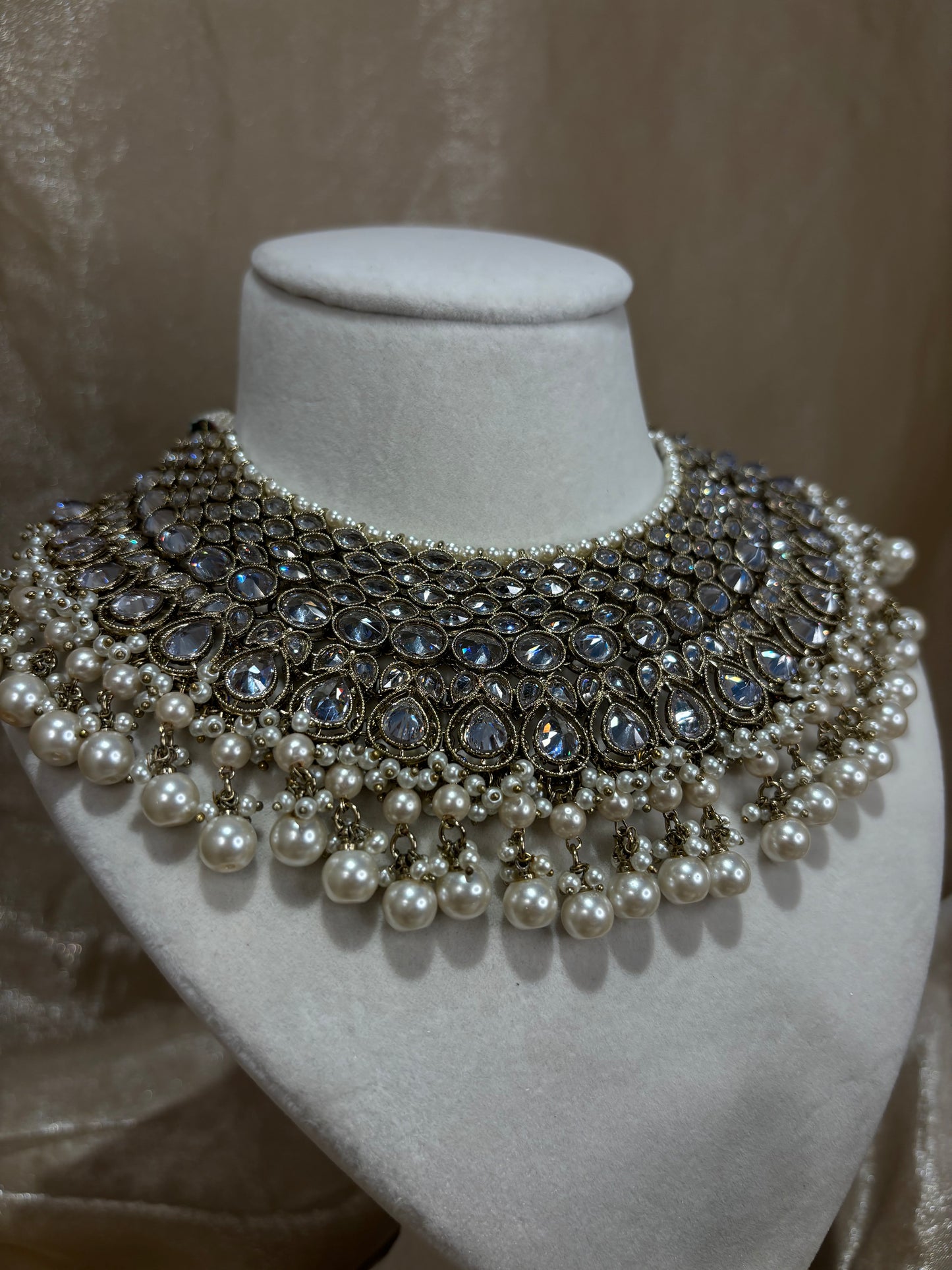 White-gold necklace set