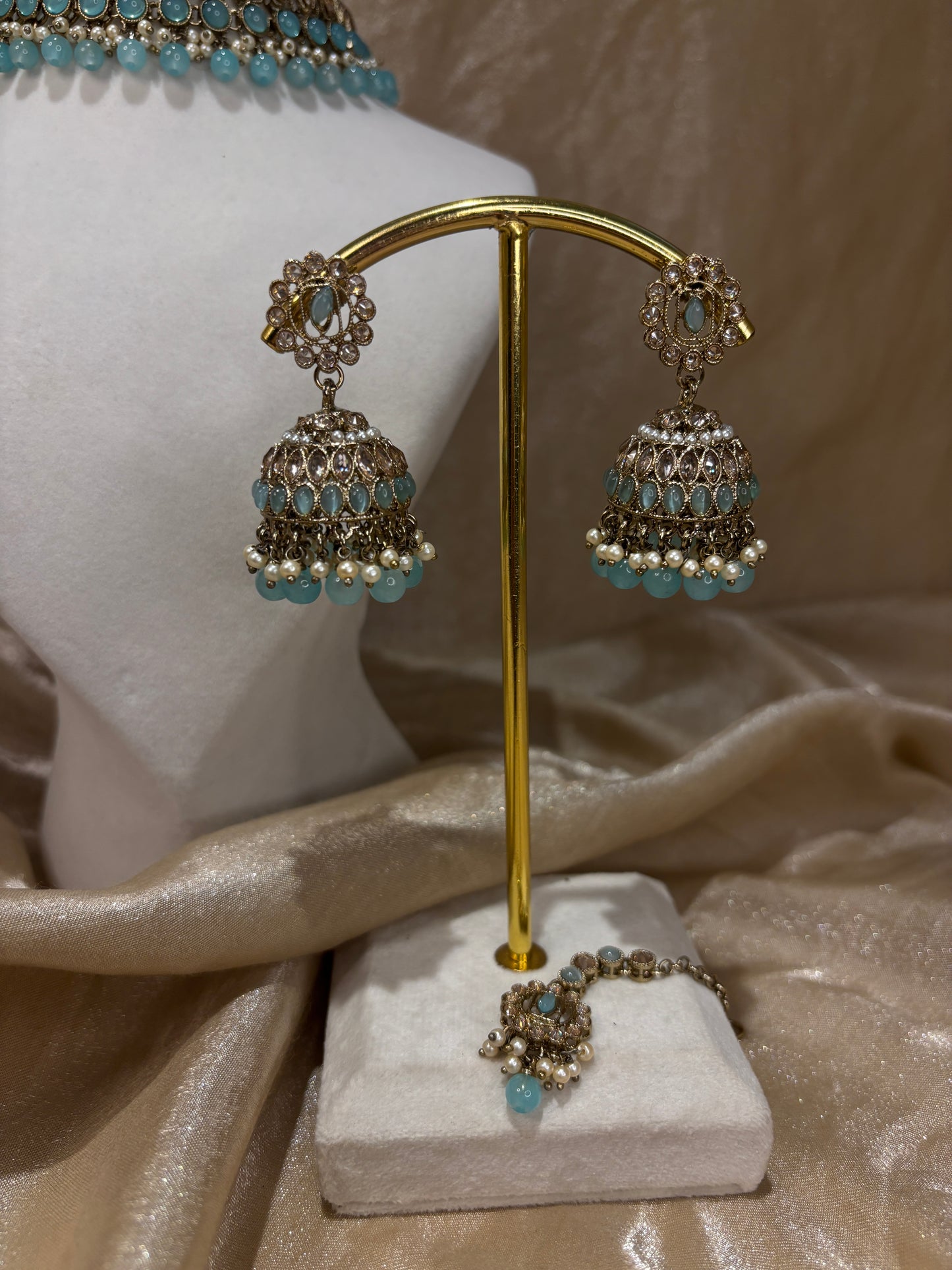 Light blue choker set