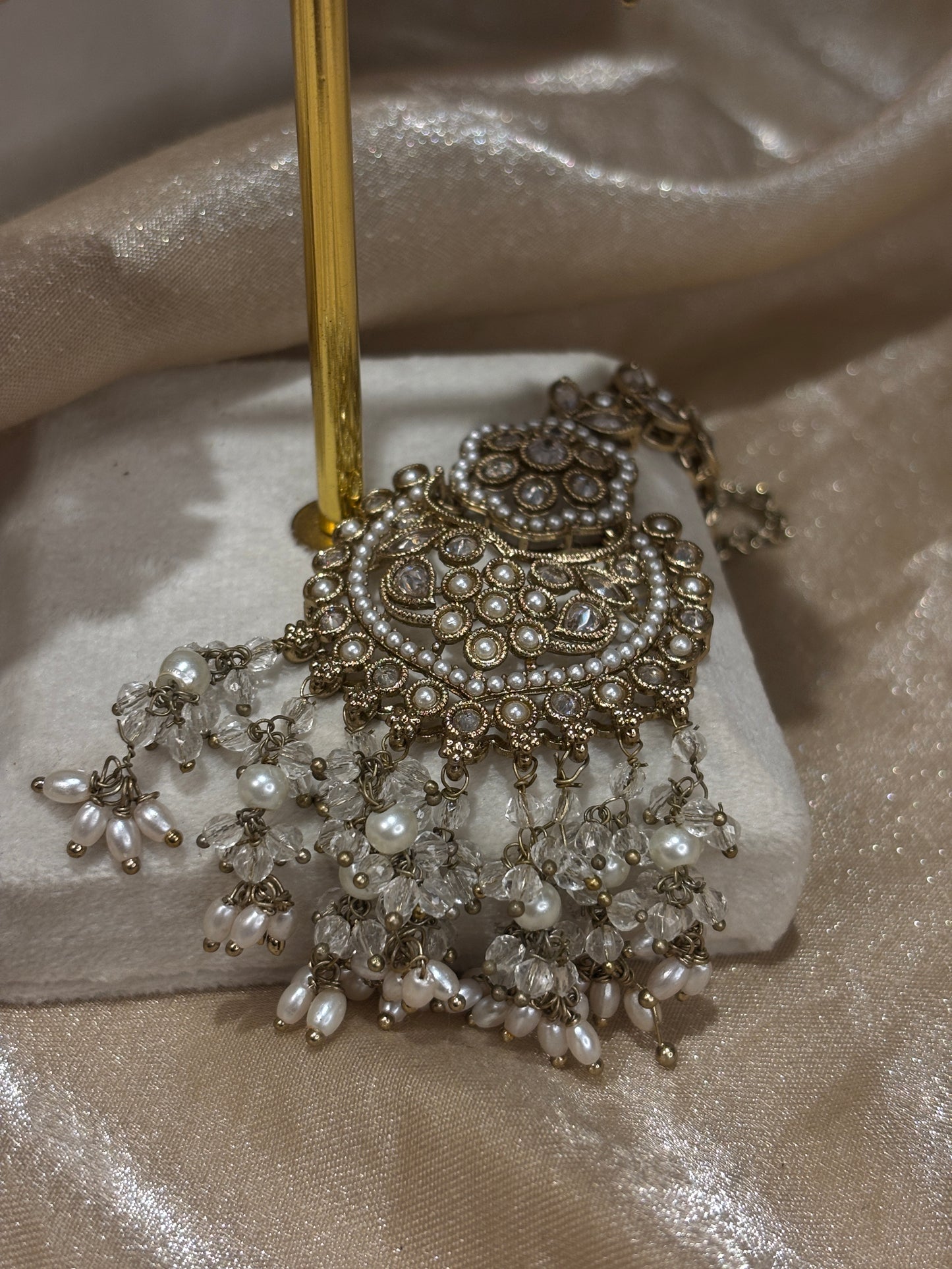 White/gold statement necklace set