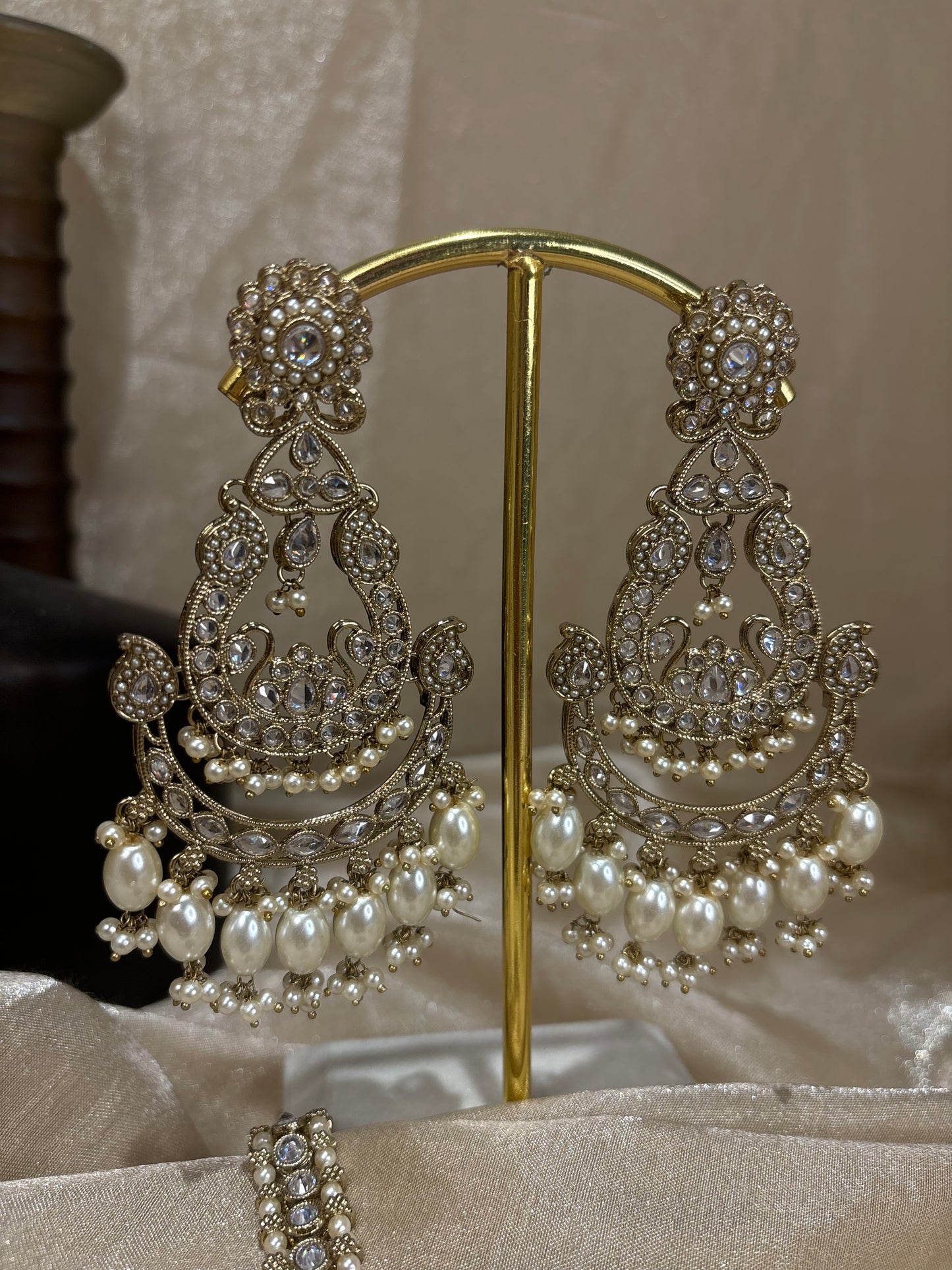Gold earring/tikka set