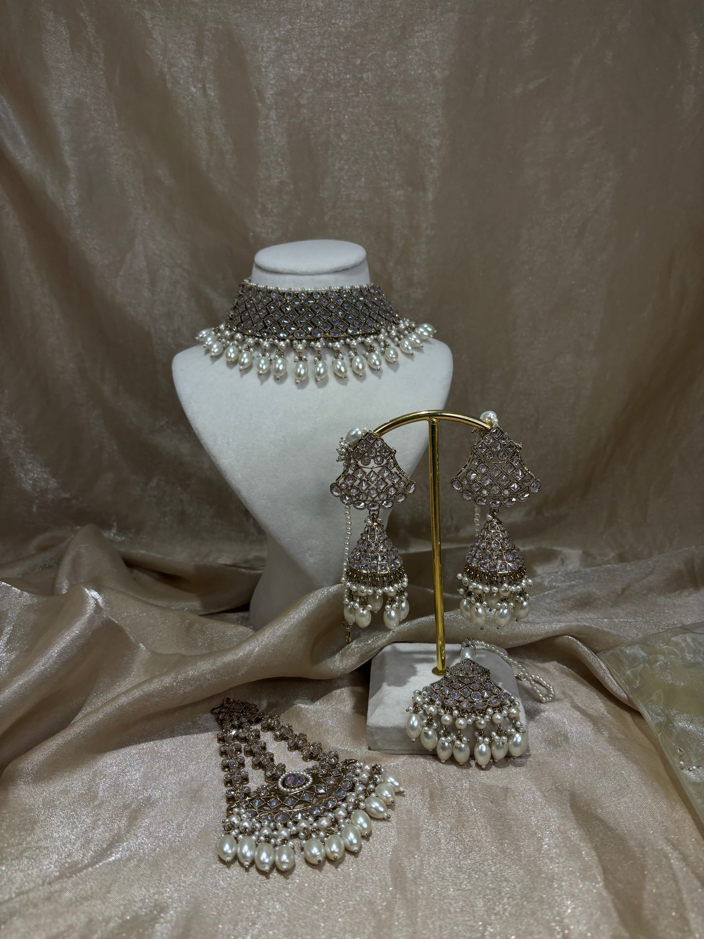 White gold choker set