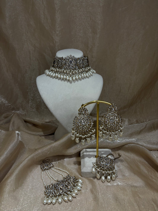 White-gold choker set