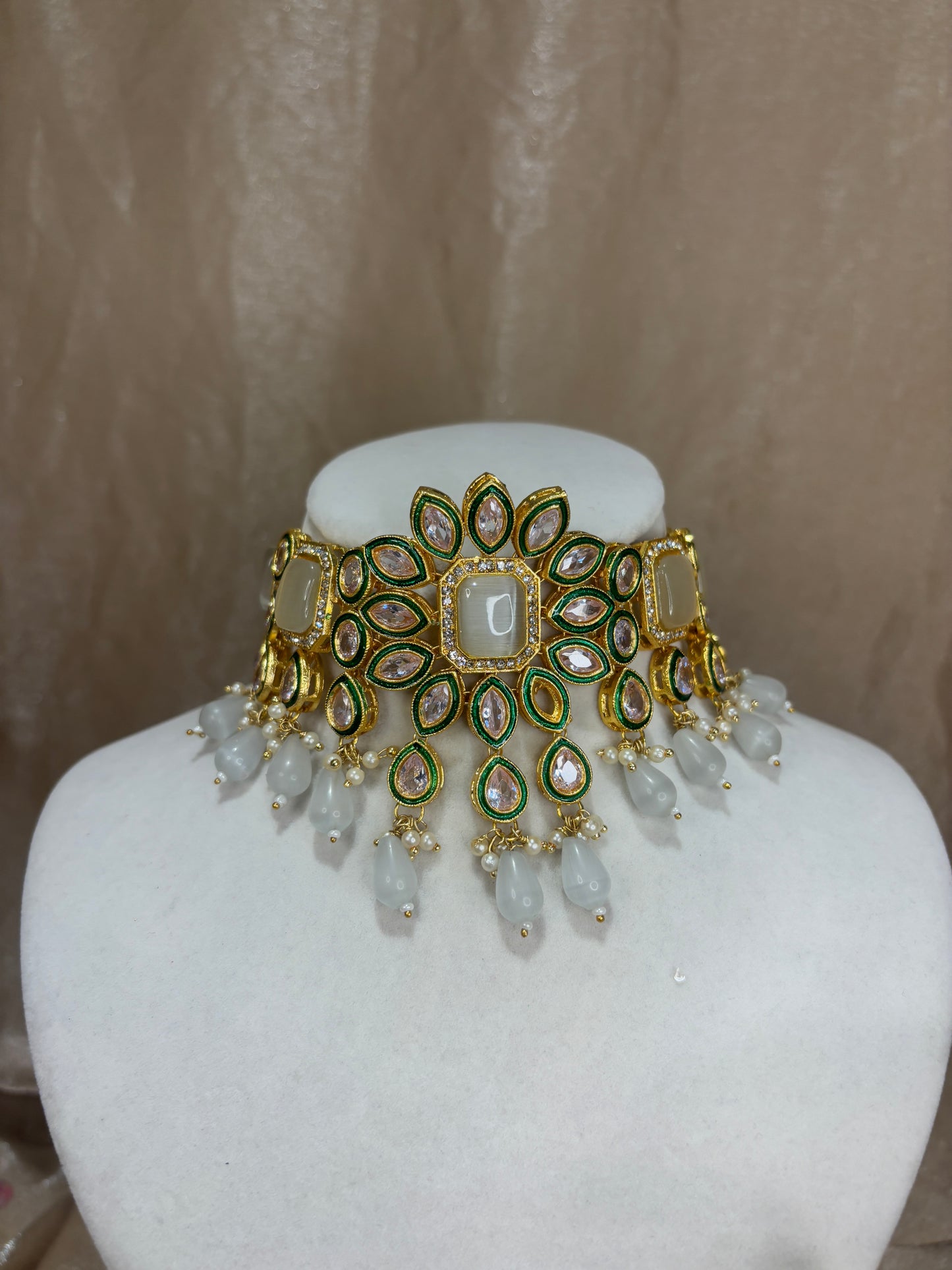 White choker set
