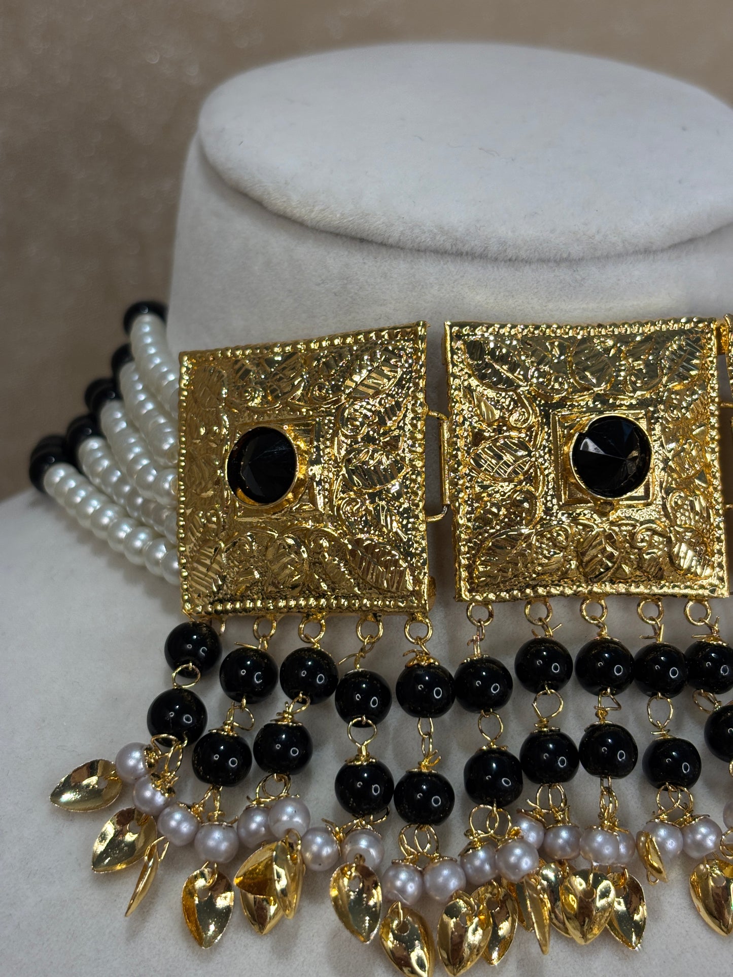 Black jadau choker set