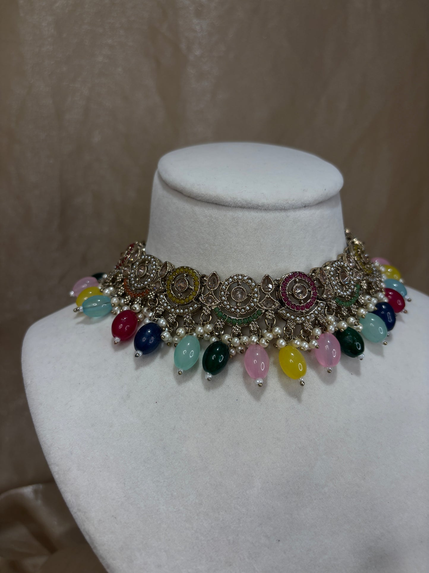 Multi-colour choker set