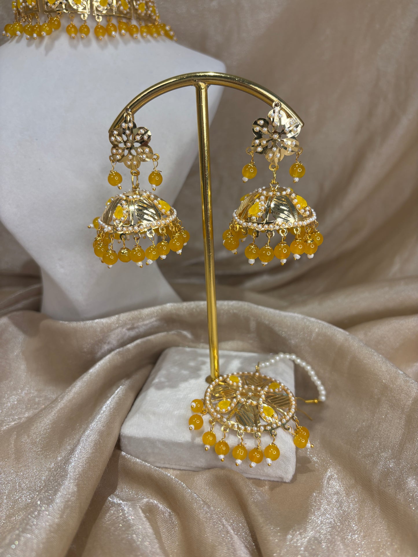 Yellow jadau choker set