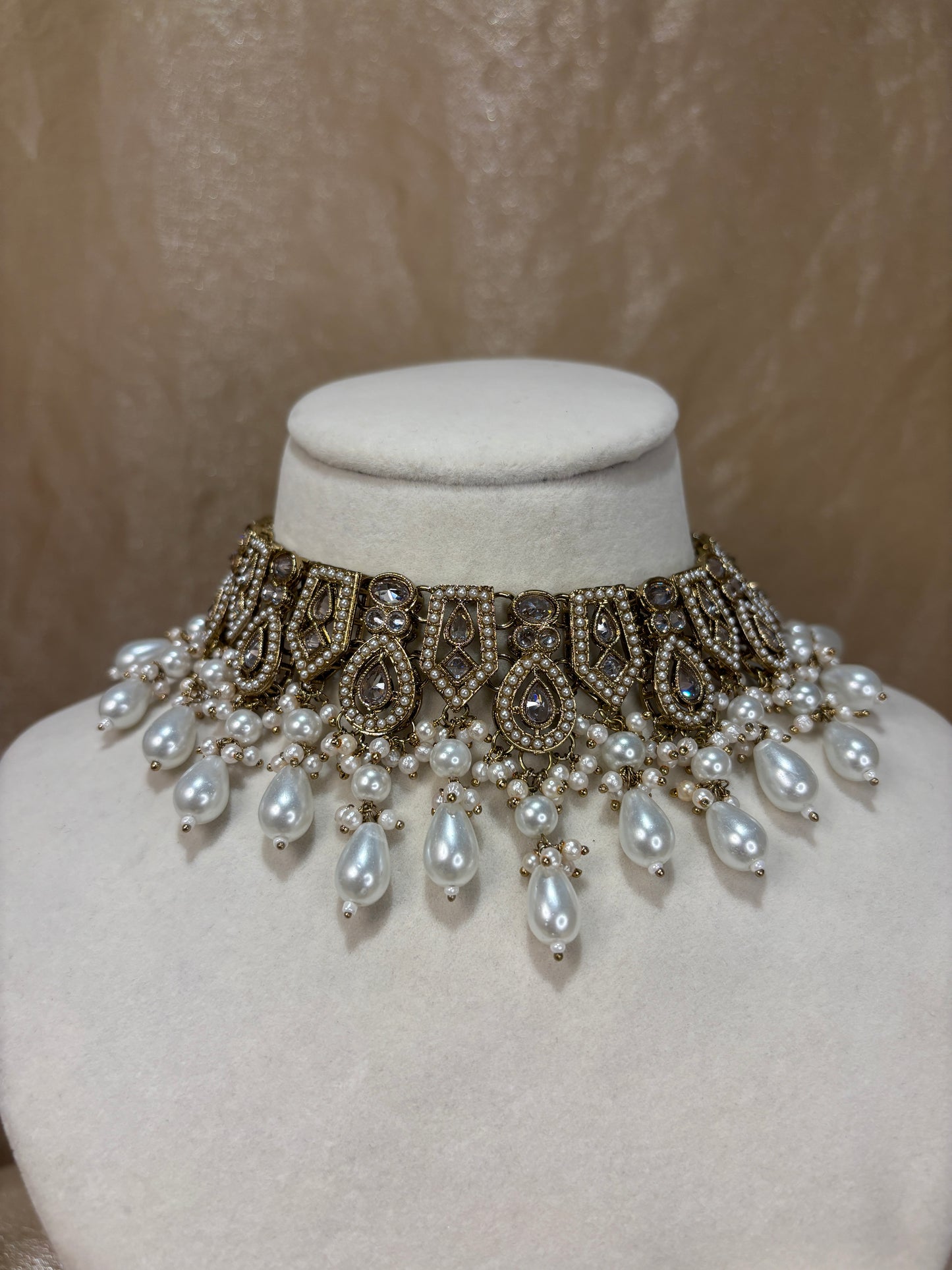 White/gold choker set