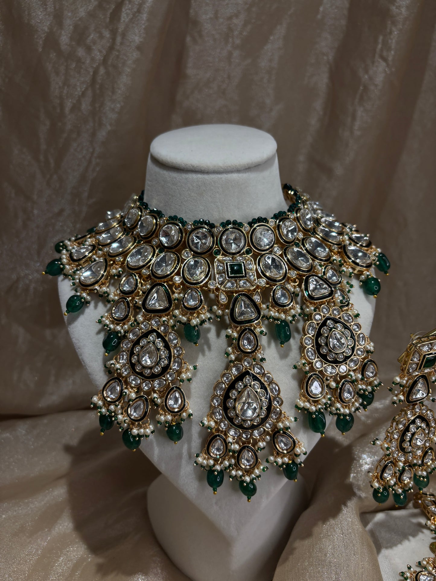 Heavy green choker set