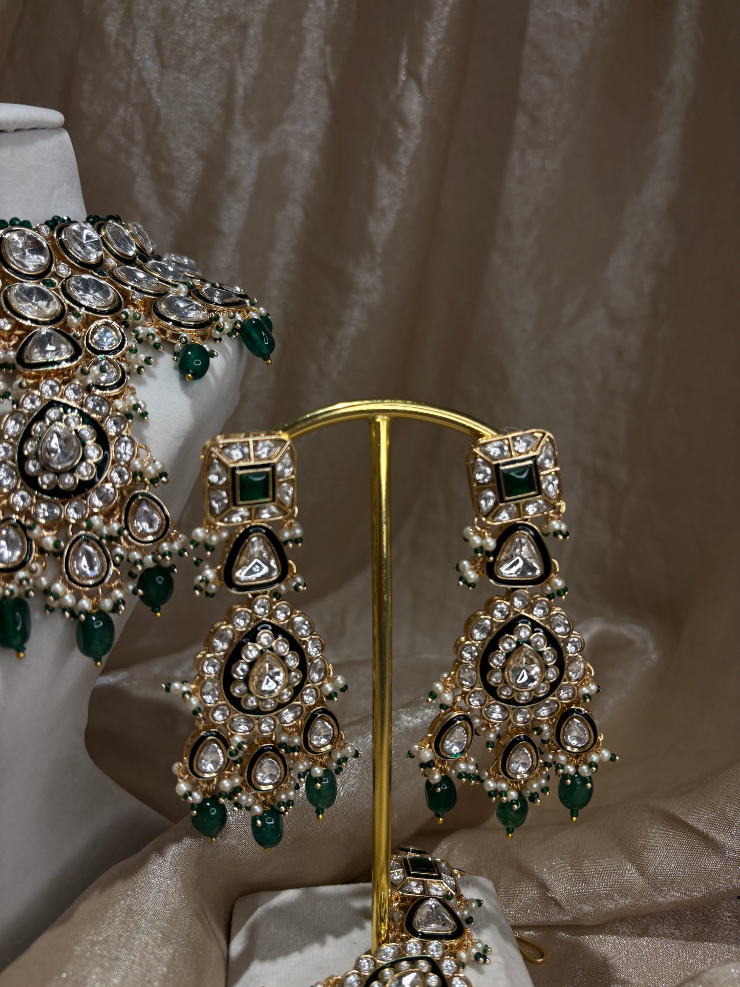 Heavy green choker set