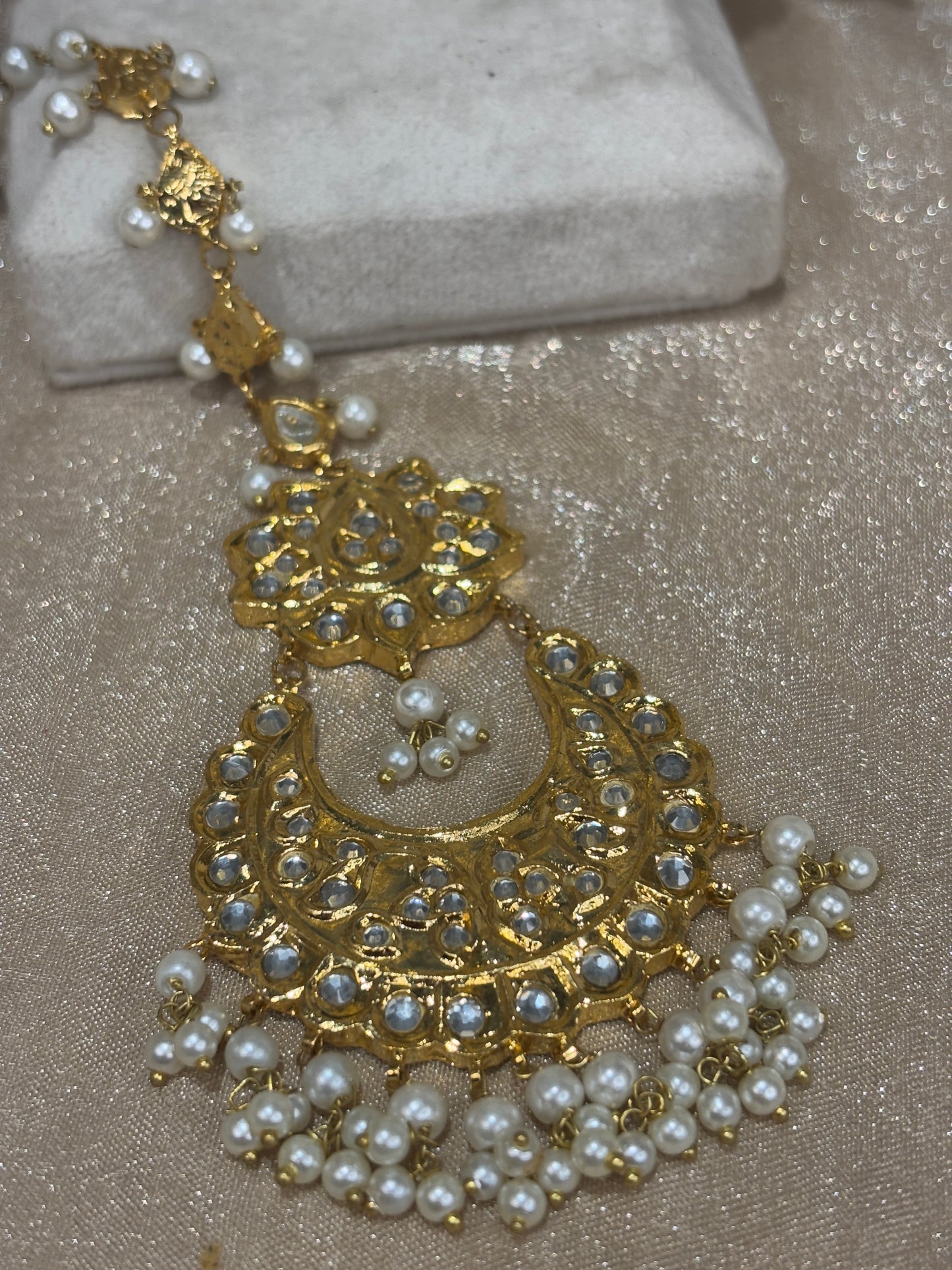 Gold thappa kundan earring/tikka set