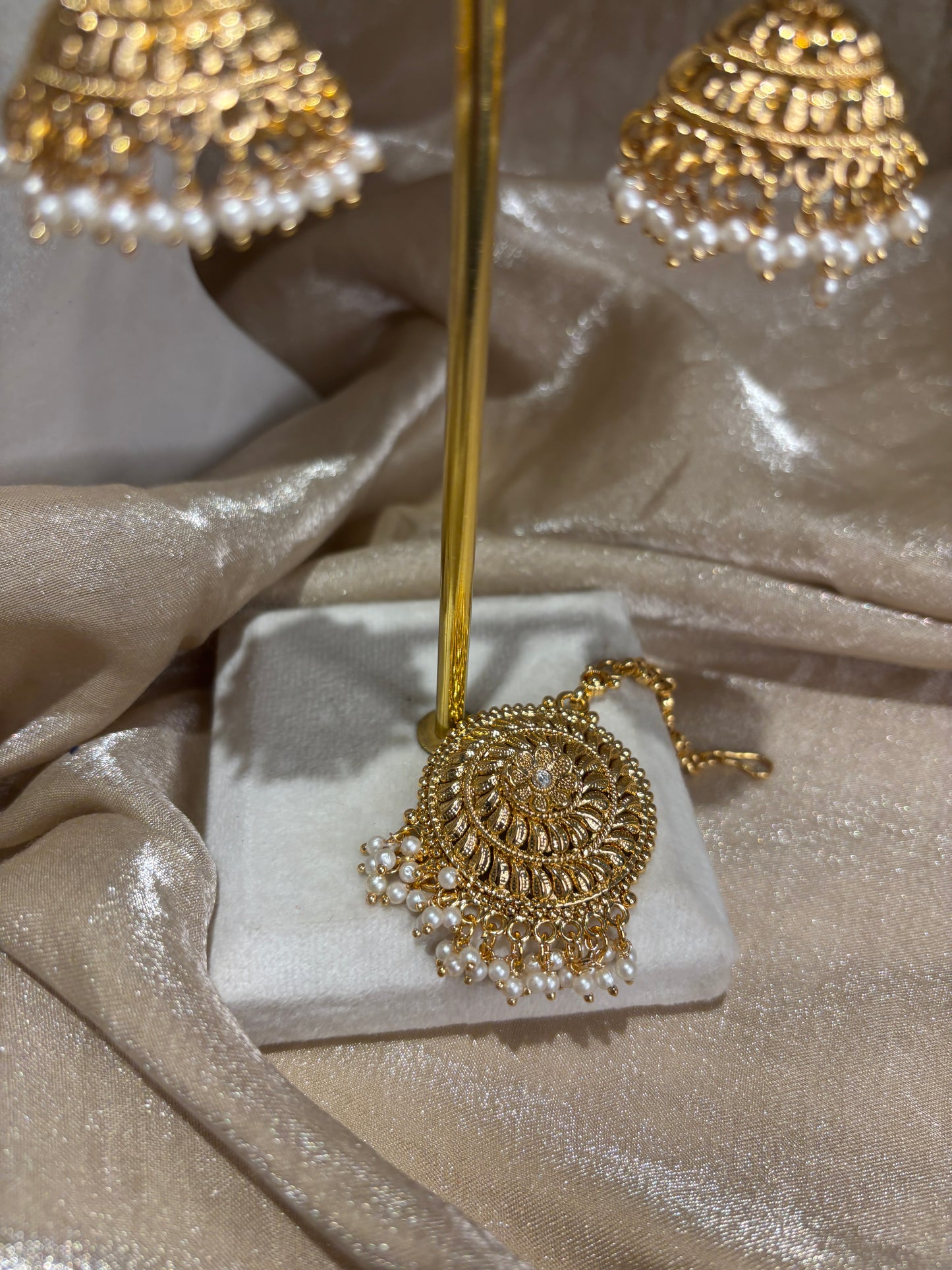 Gold-look choker set