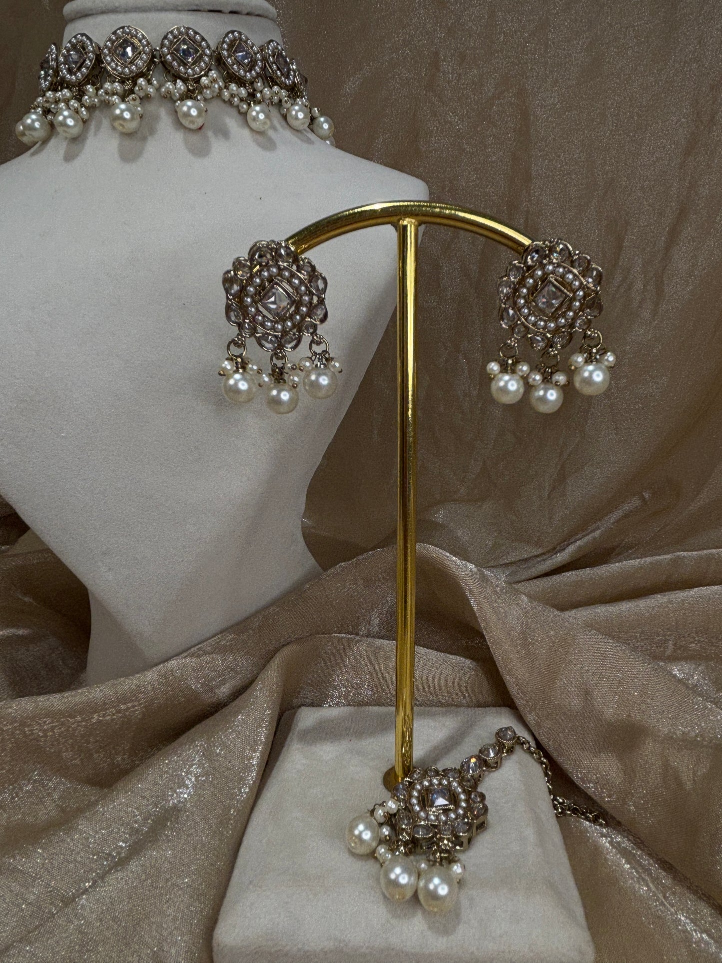 White/gold choker set