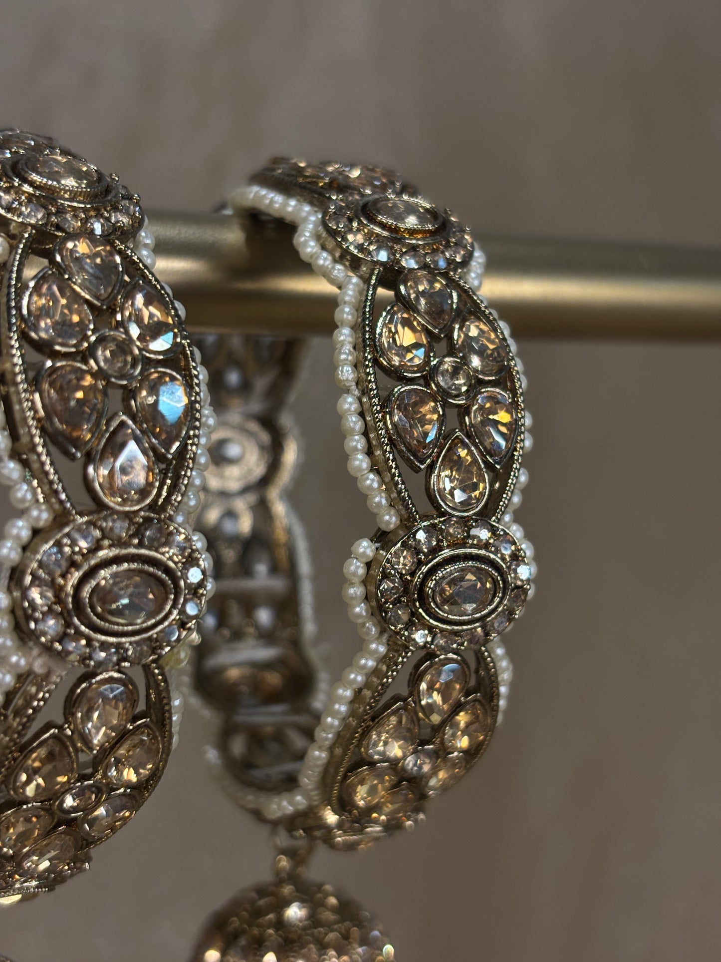 Hanging jhumki kare