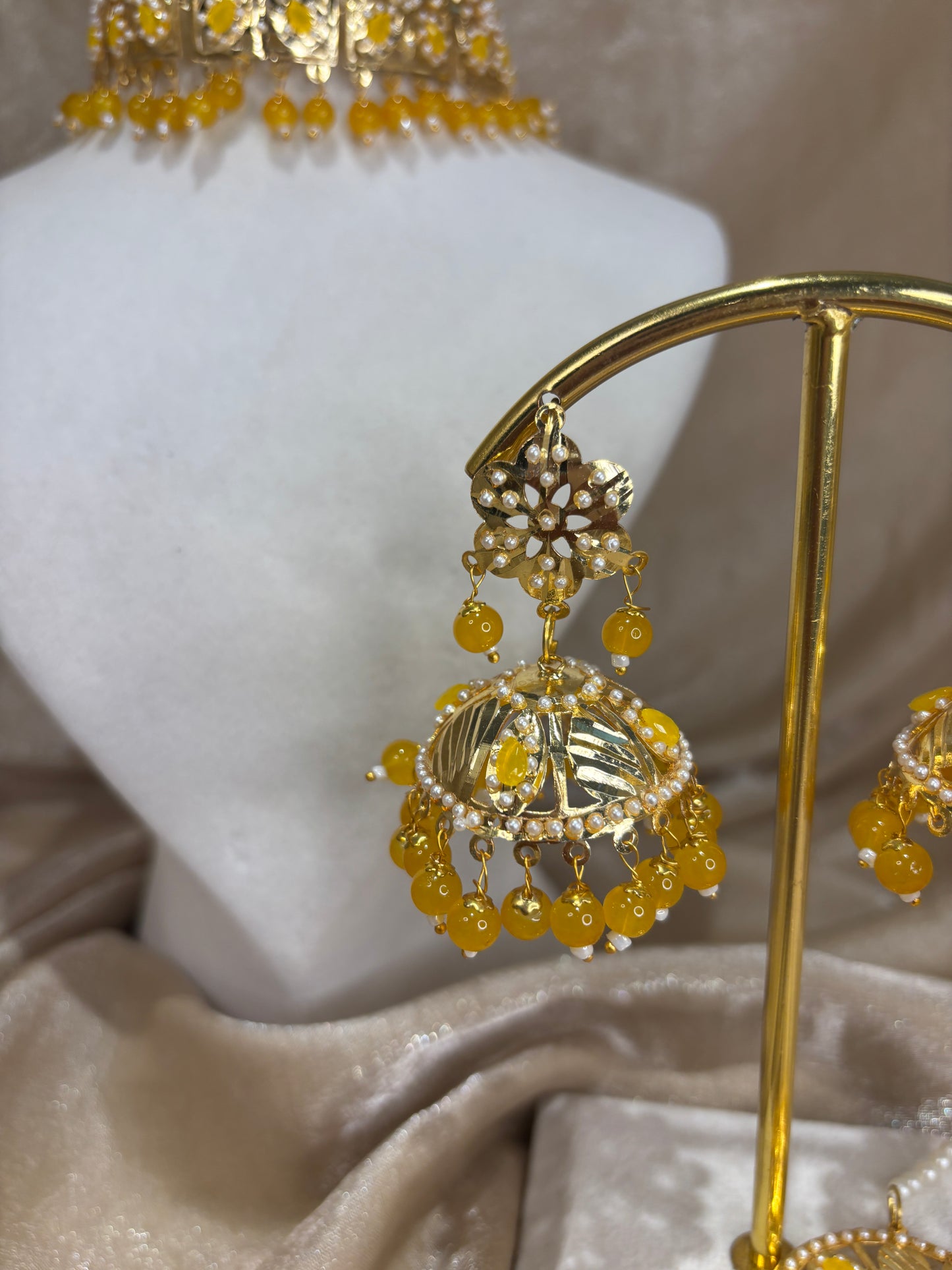 Yellow jadau choker set