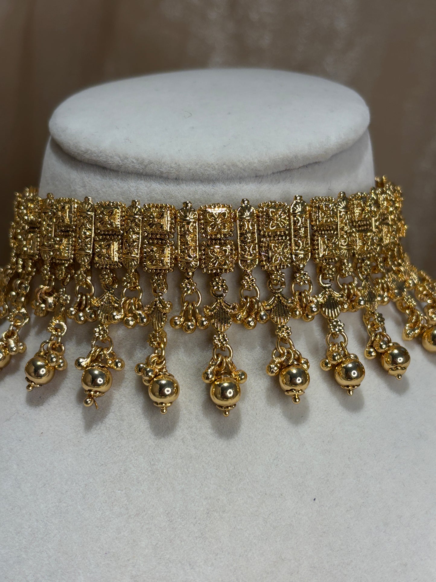 Gold-look choker set