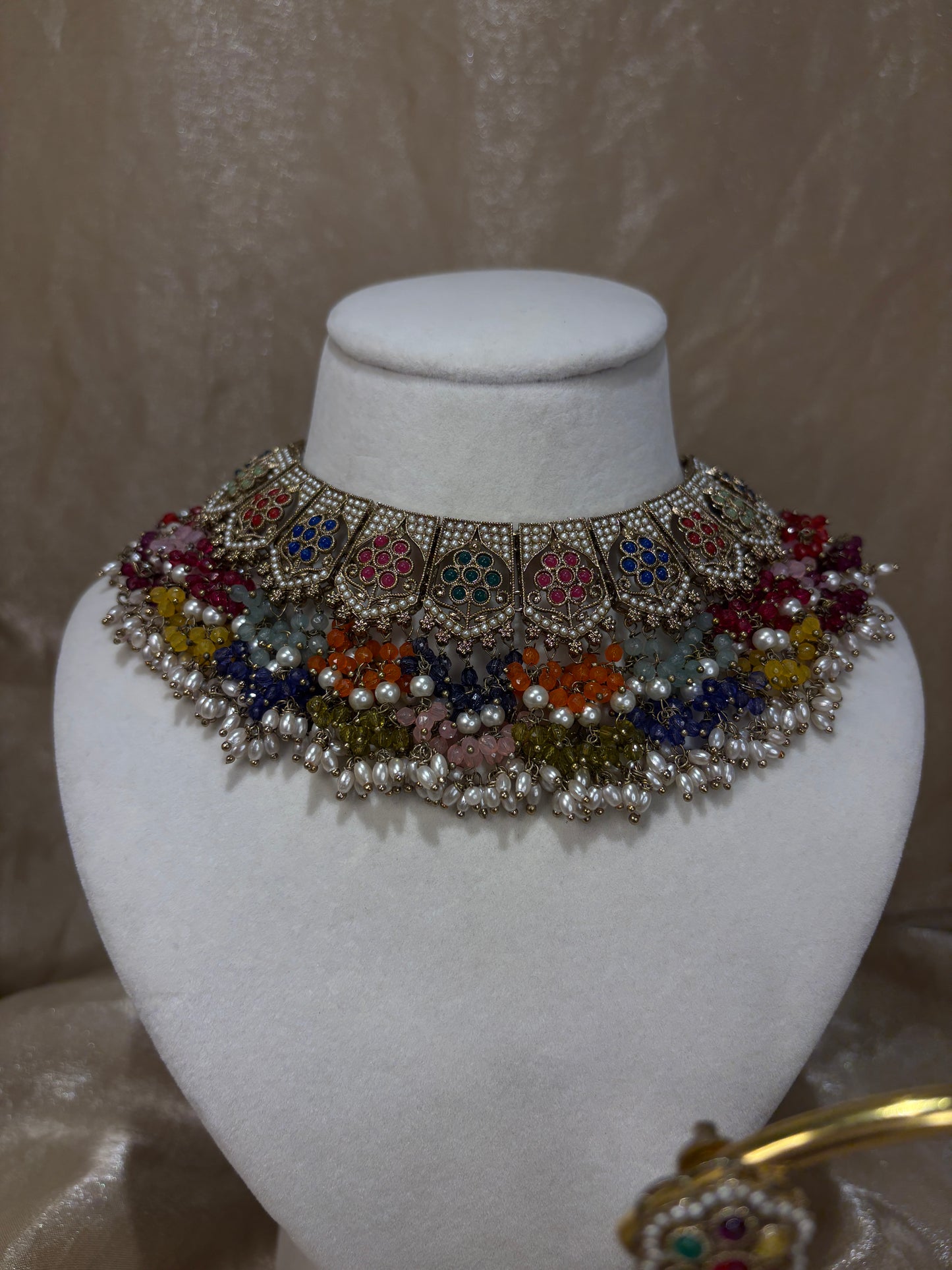 Multi-colour necklace set