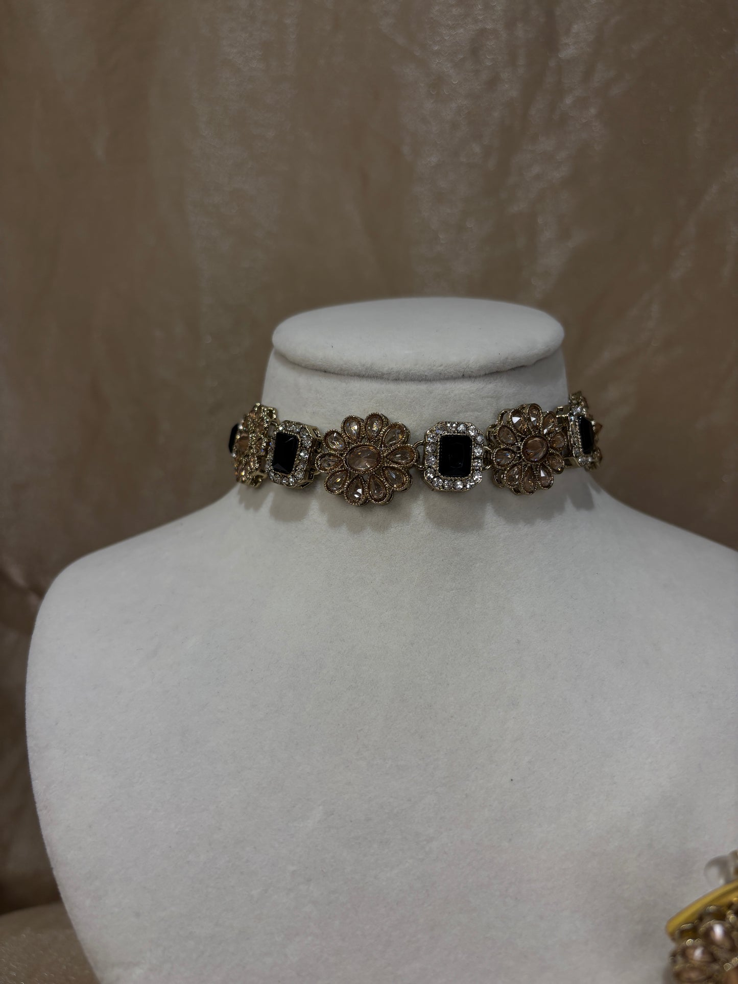 Black choker set