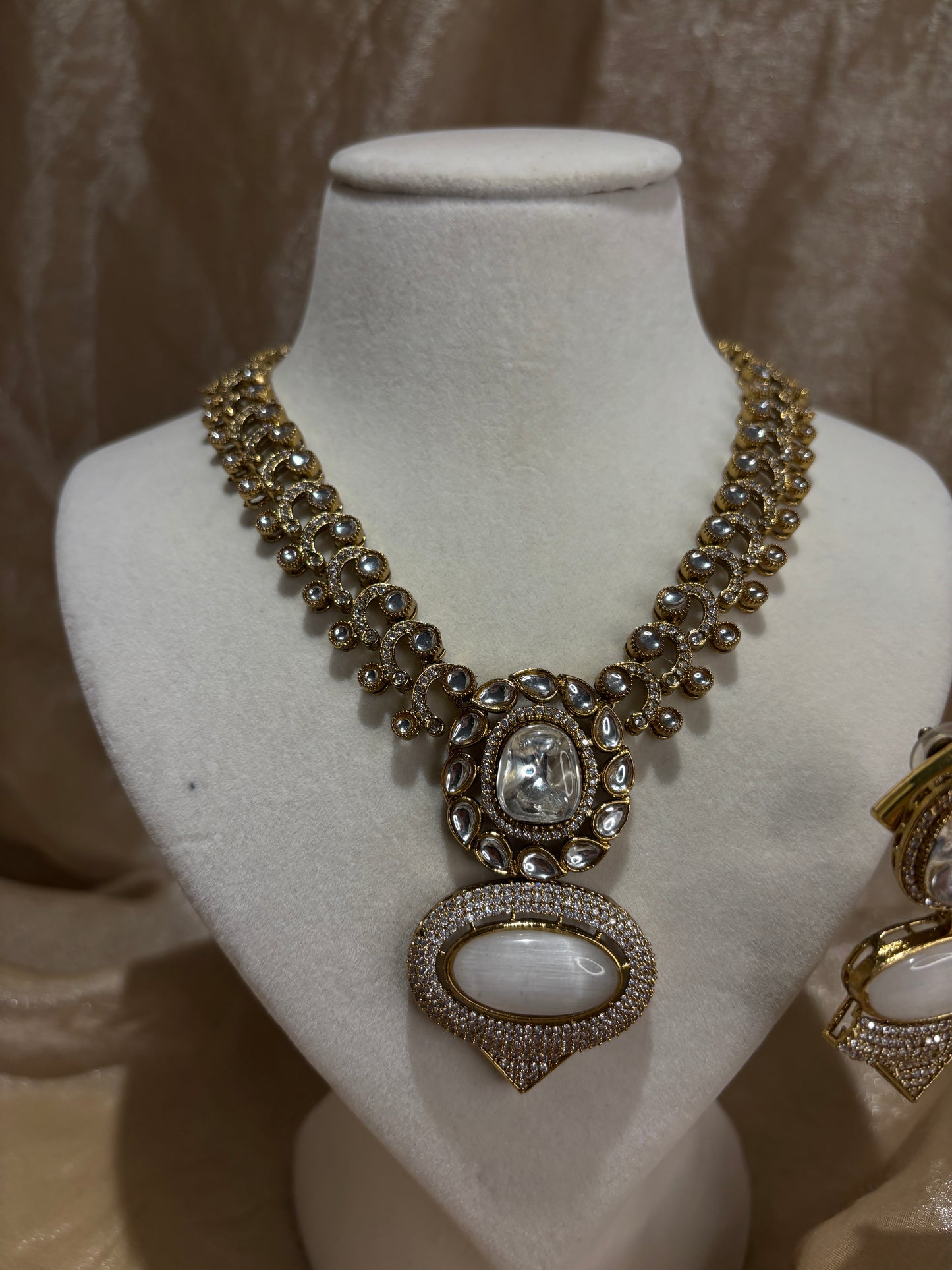 White/gold necklace set