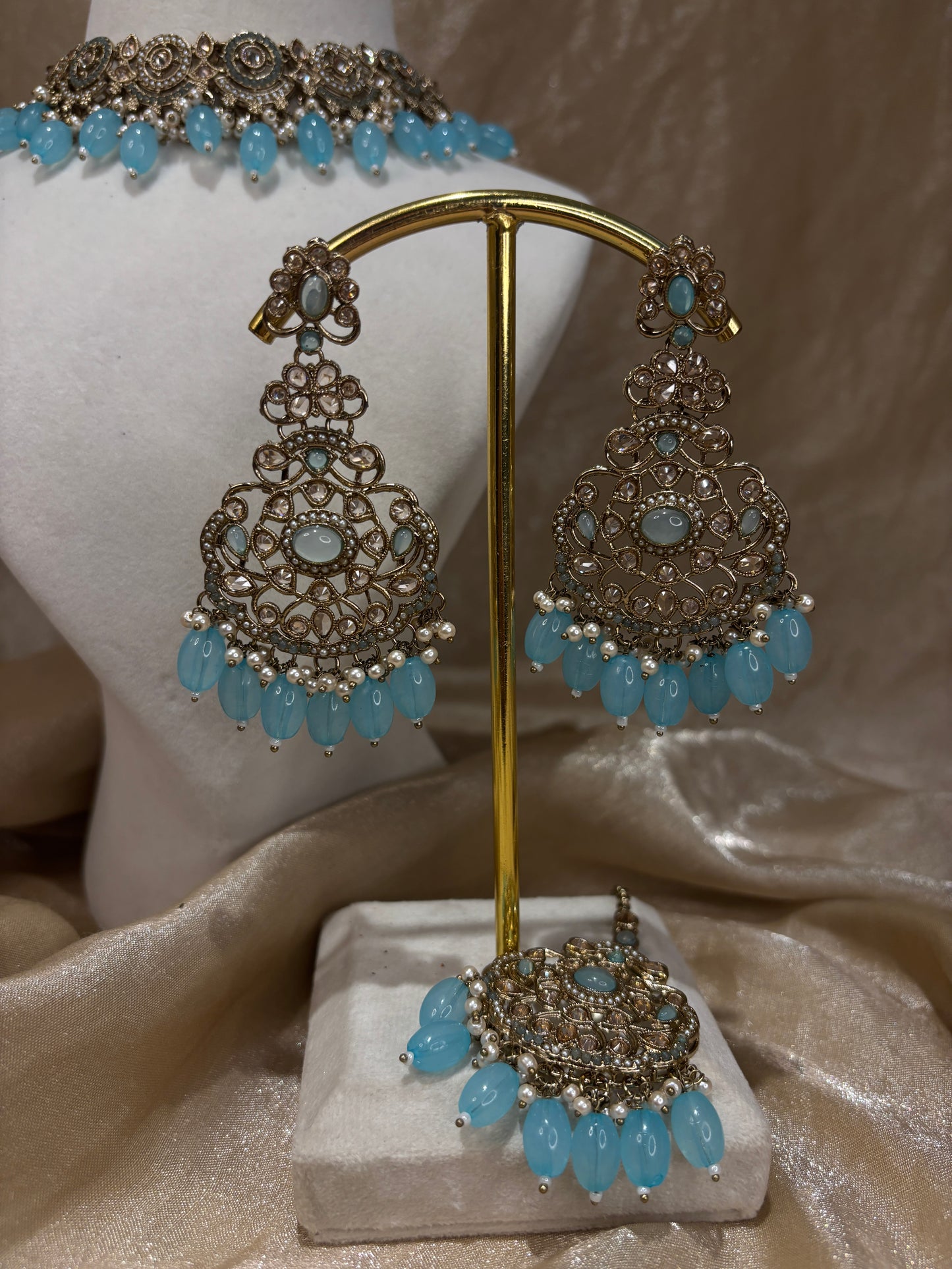 Light blue choker set