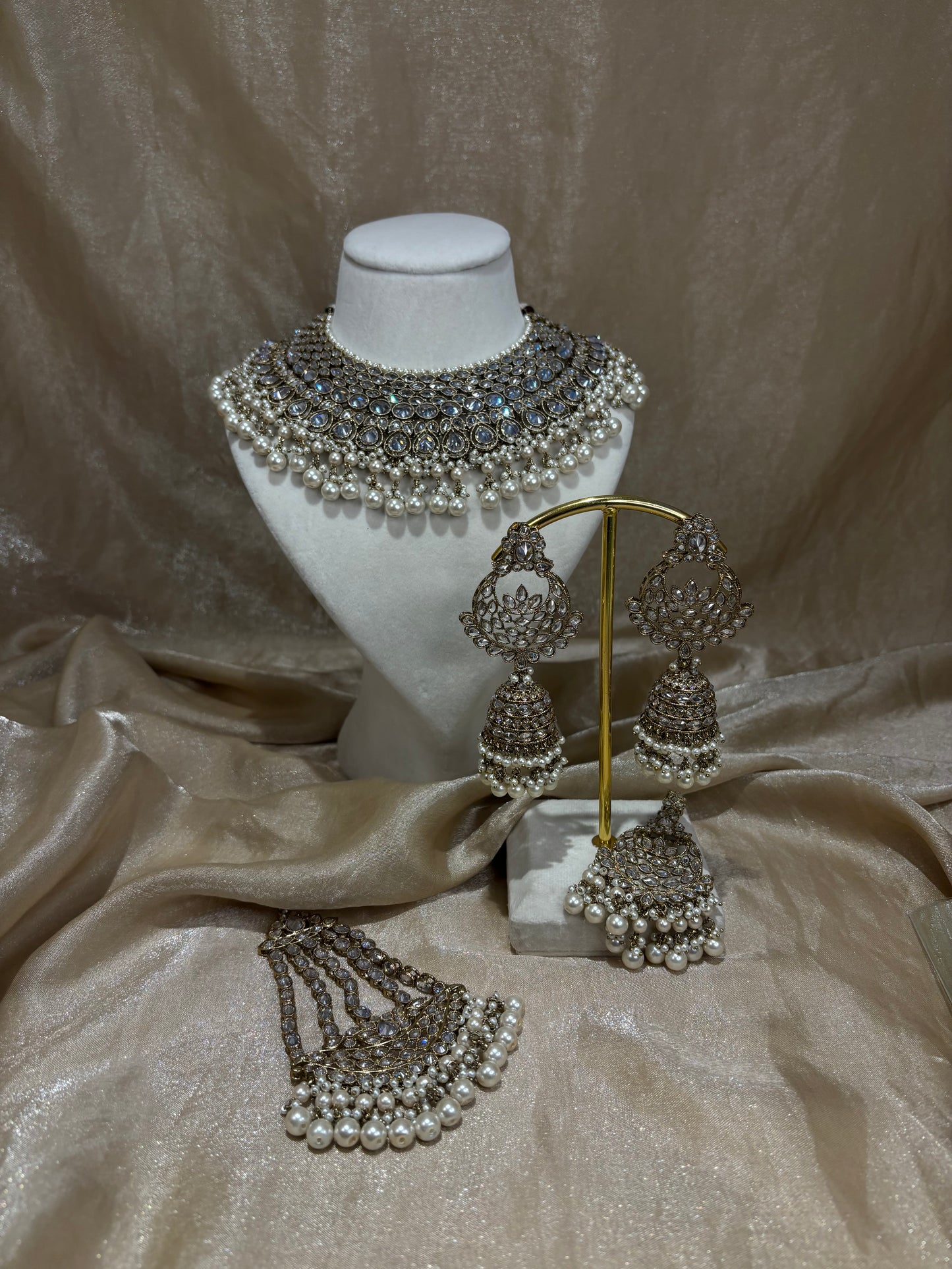 White-gold necklace set
