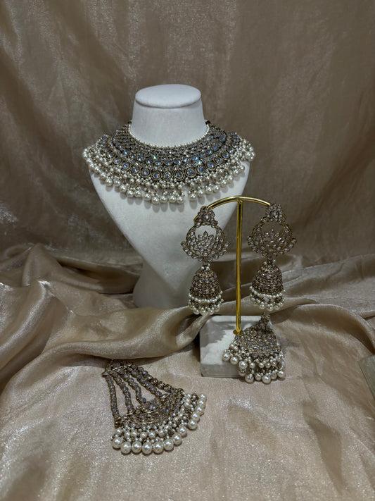 White-gold necklace set