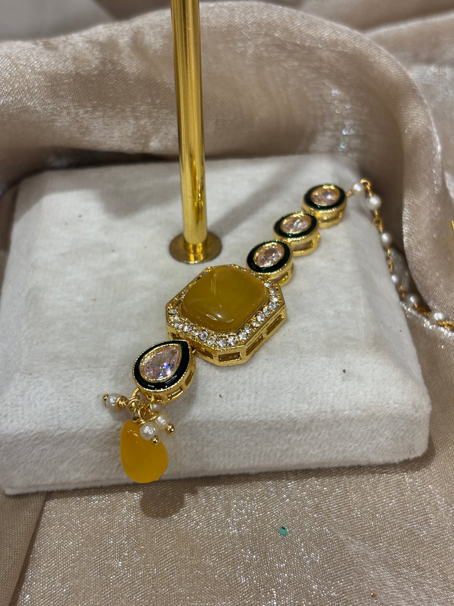 Yellow choker set