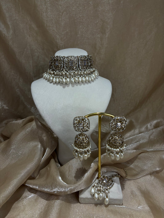 White-gold choker set