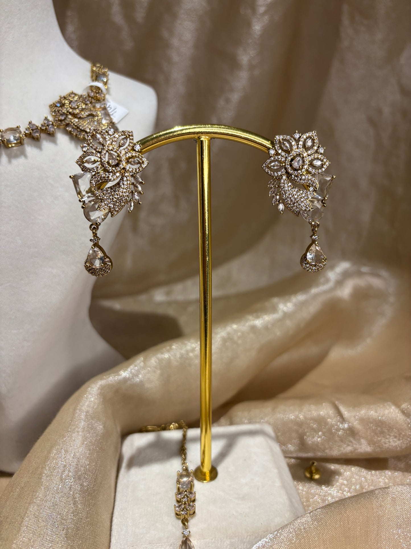 Gold necklace set