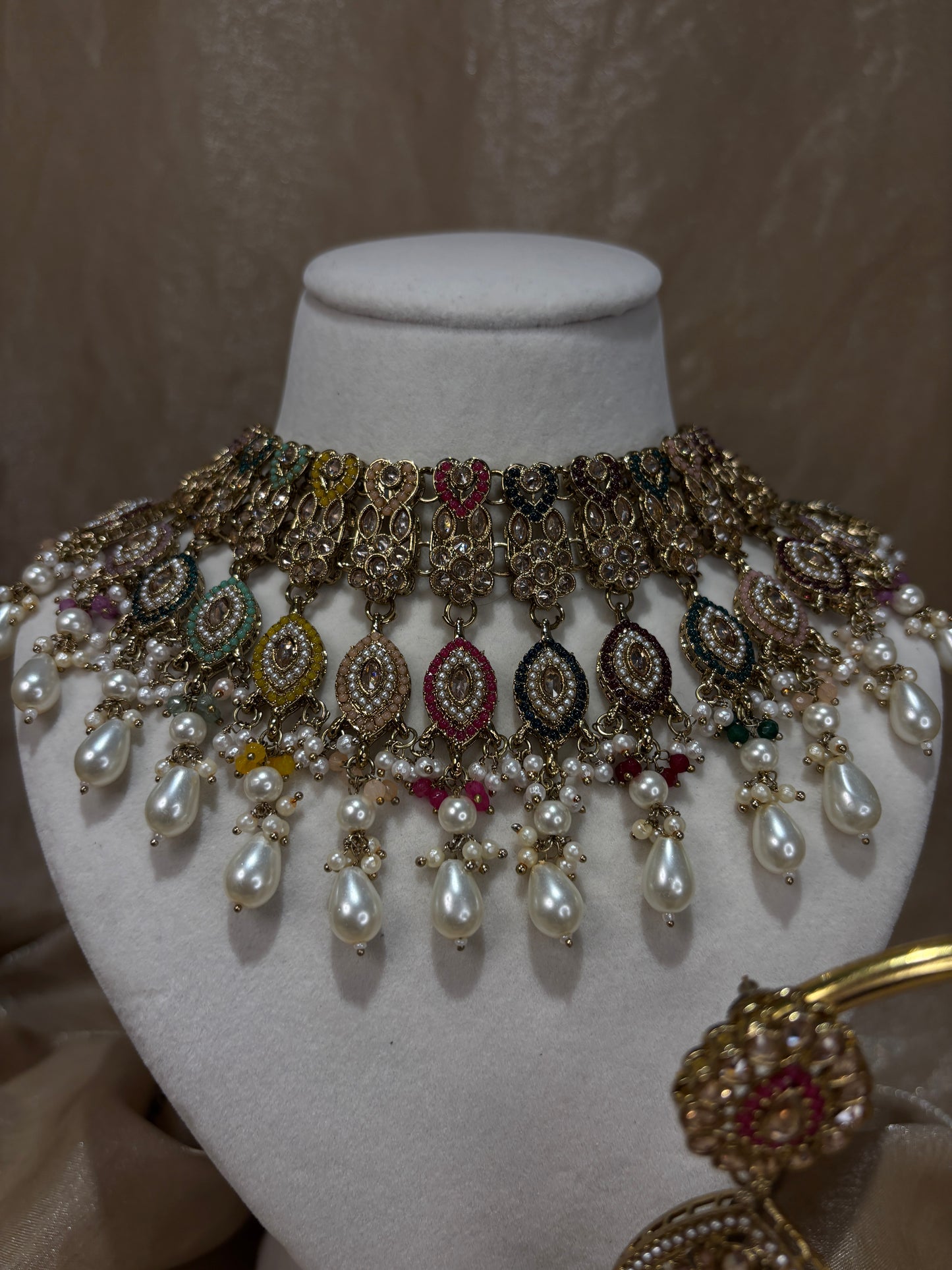 Multi-colour statement choker set