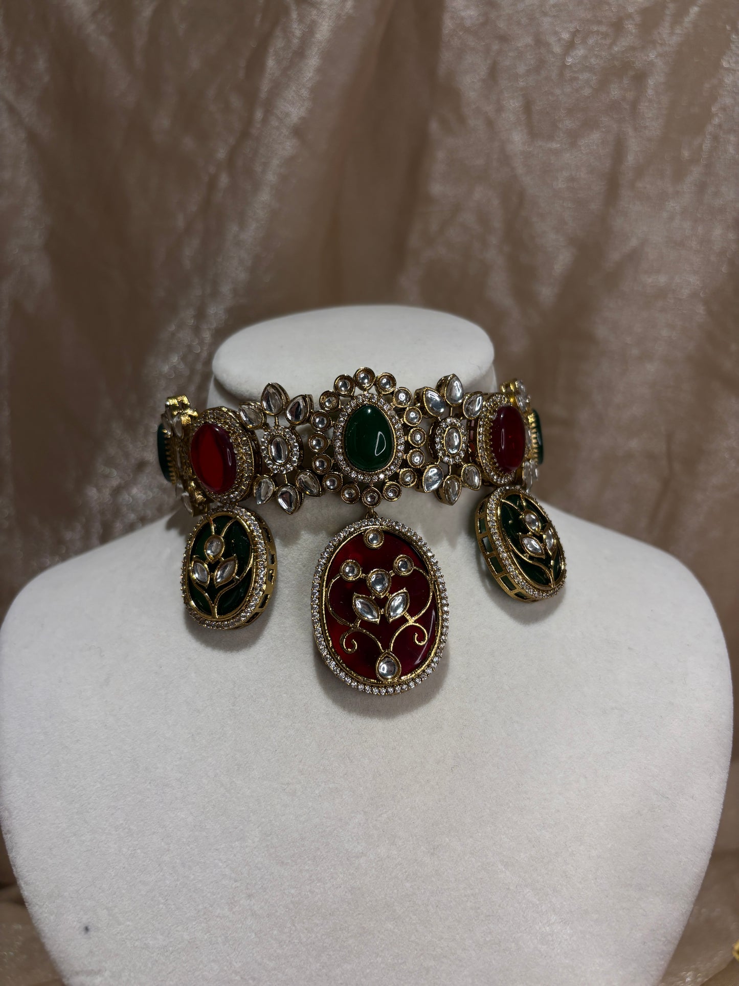 Red/green choker set