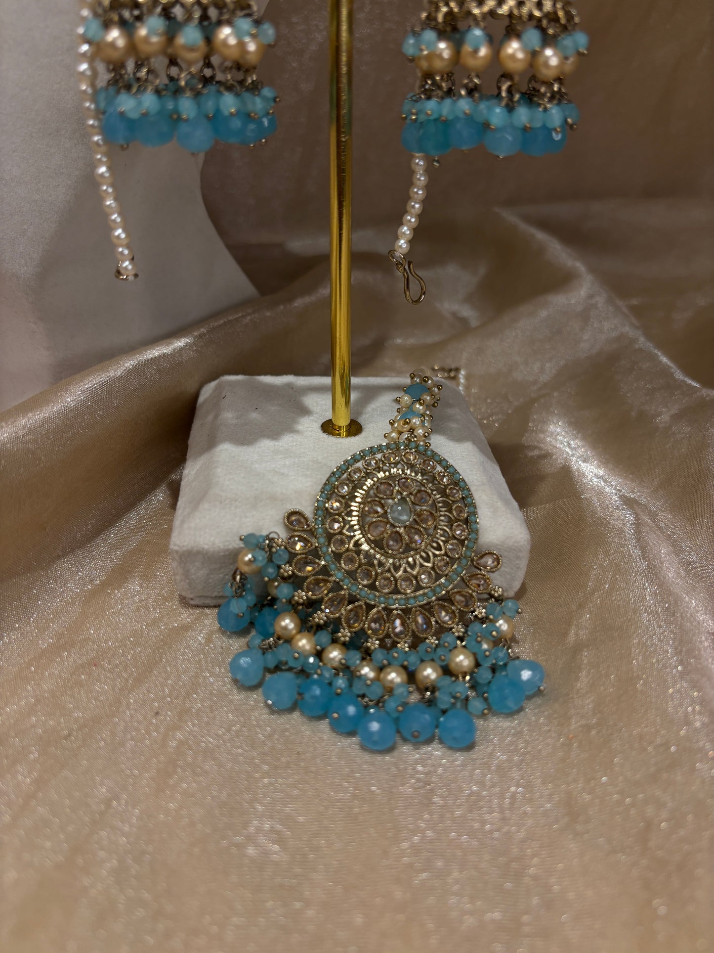 Light blue choker set
