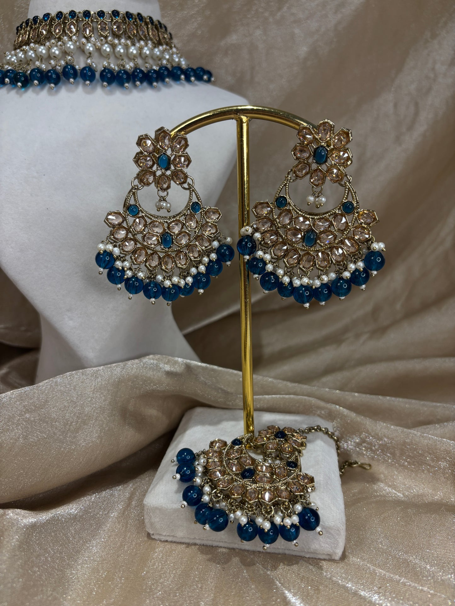 Blue choker set